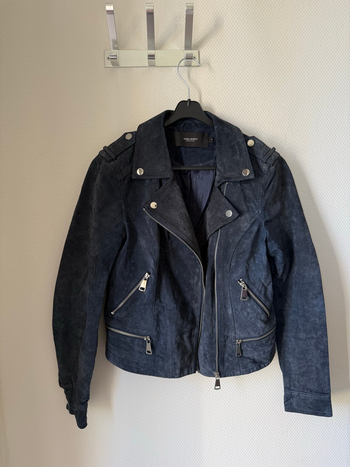 Vero Moda suède bikerjack - Maat M, Verzenden, Nieuw, Maat 38/40 (M), Blauw