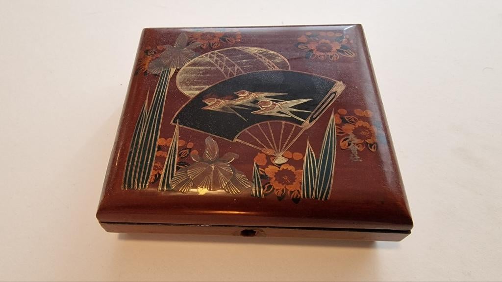 Japanse lakdoos met decoratie, Antiek en Kunst, Ophalen of Verzenden