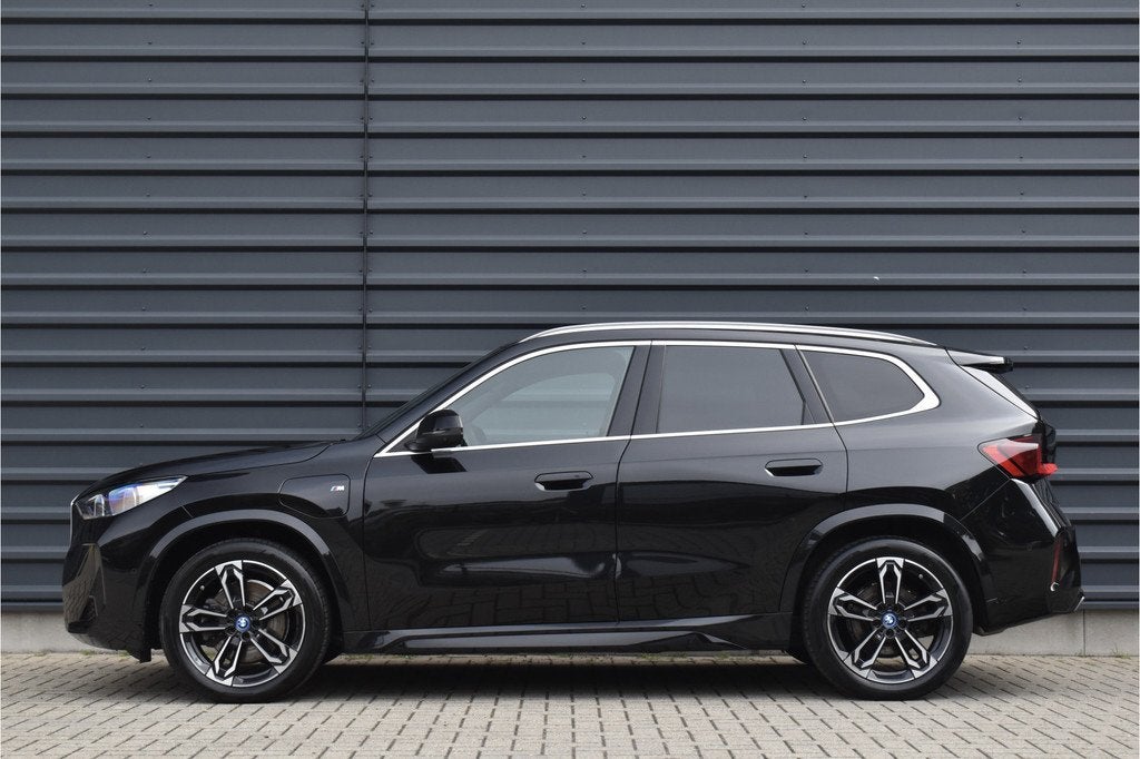 BMW X1 xDrive30e M Sport | Pano | Trekhaak | Harman/Kardon |, Auto's, BMW, Zwart, 16 kWh, Plug-in hybride, Hybride Elektrisch/Benzine
