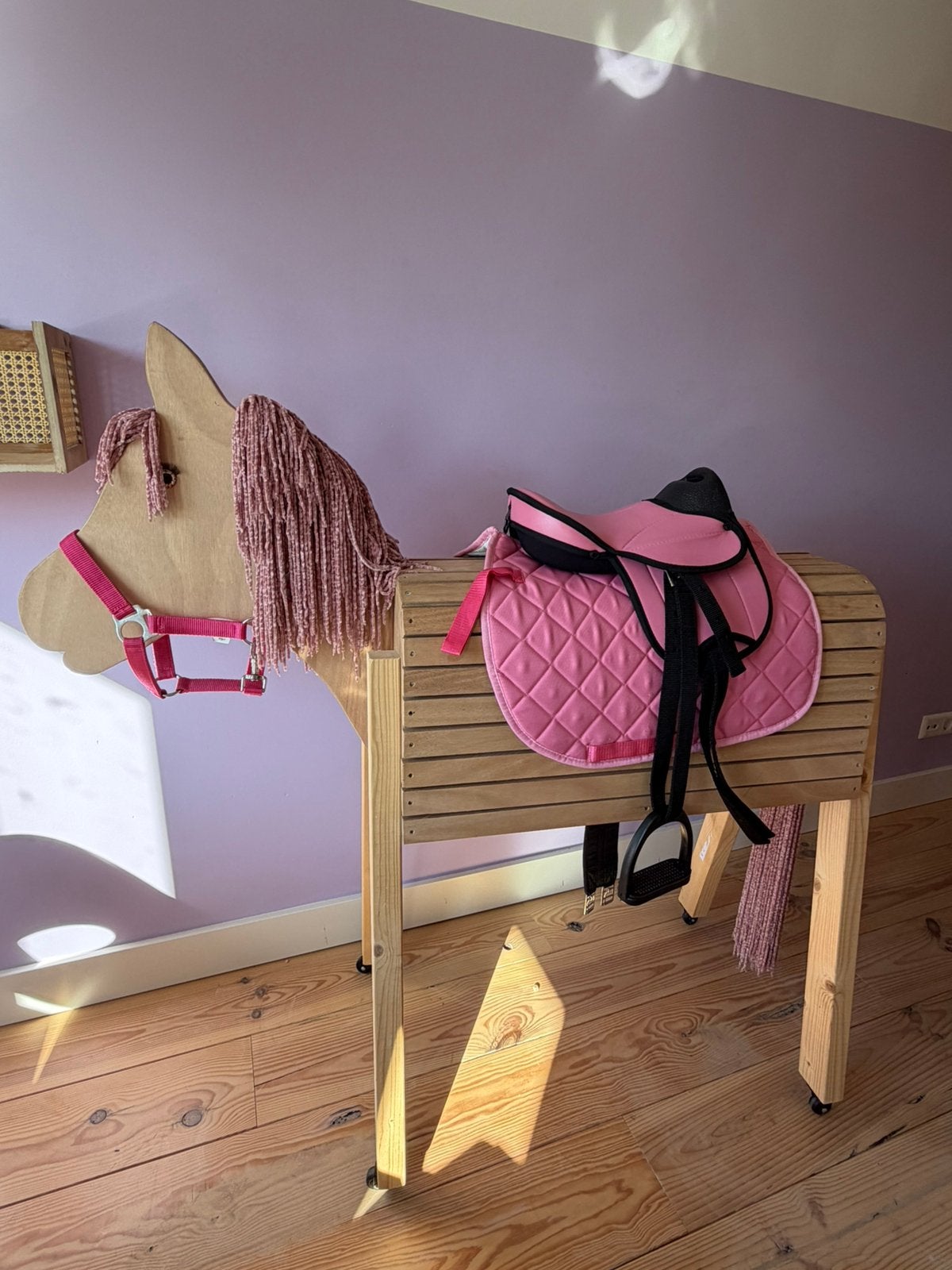 In prijs verlaagd! Handgemaakt houten speelpaard met zadel, Ophalen, Zo goed als nieuw
