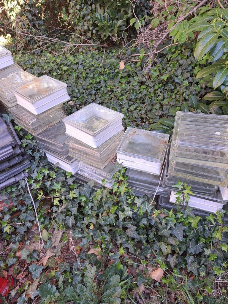 GERESERVEERD! GRATIS AF TE HALEN:80-100 Glazen bouwstenen, Ophalen, Gebruikt, Beton, Klinkers