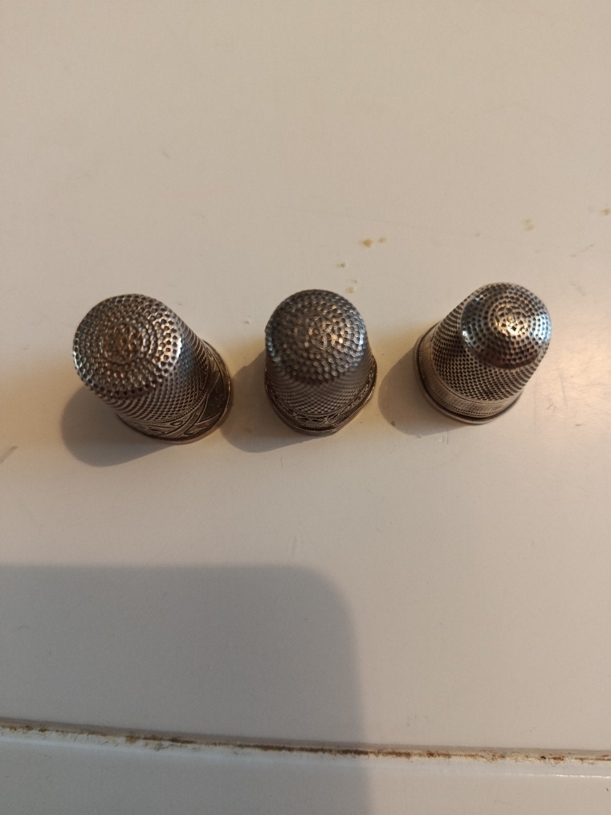 Drie Antieke Zilveren Vingerhoeden, Verzamelen, Ophalen of Verzenden, Gebruikt, Zilver, Reliëf