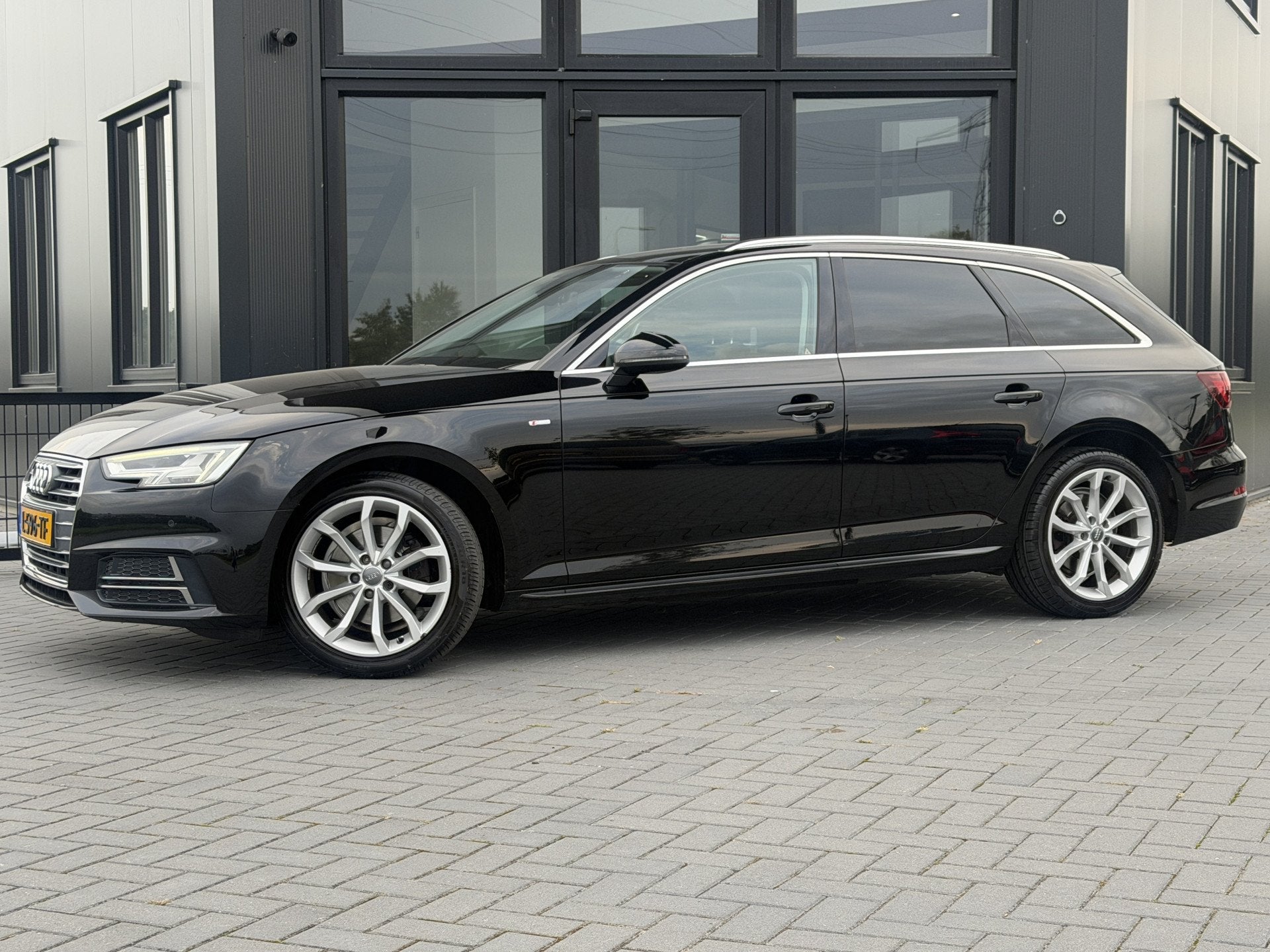 Audi A4 Avant 1.4 TFSI Sport S line black edition Vitrual Di, Auto's, Stof, Gebruikt, 4 cilinders, 150 pk