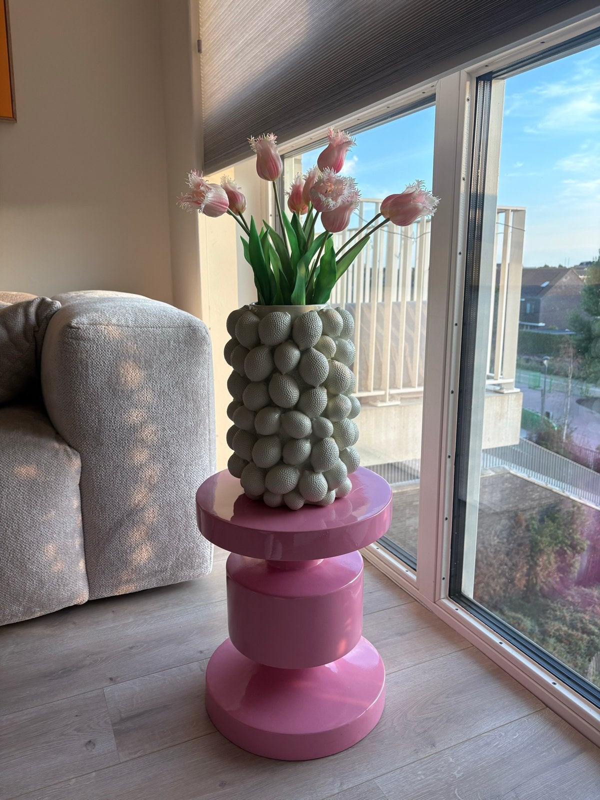 Vaas met kunst tulpen en roze bijzettafel, Ophalen, Kunststof, Gebruikt, Inclusief decoratie