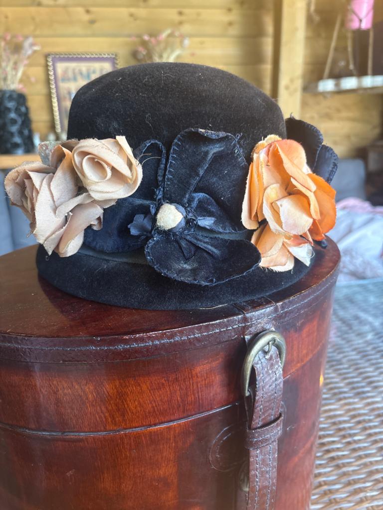 Antieke hoed met decoratieve houten hoedendoos, Antiek en Kunst, Antiek | Kleding en Accessoires, Ophalen of Verzenden, Dames