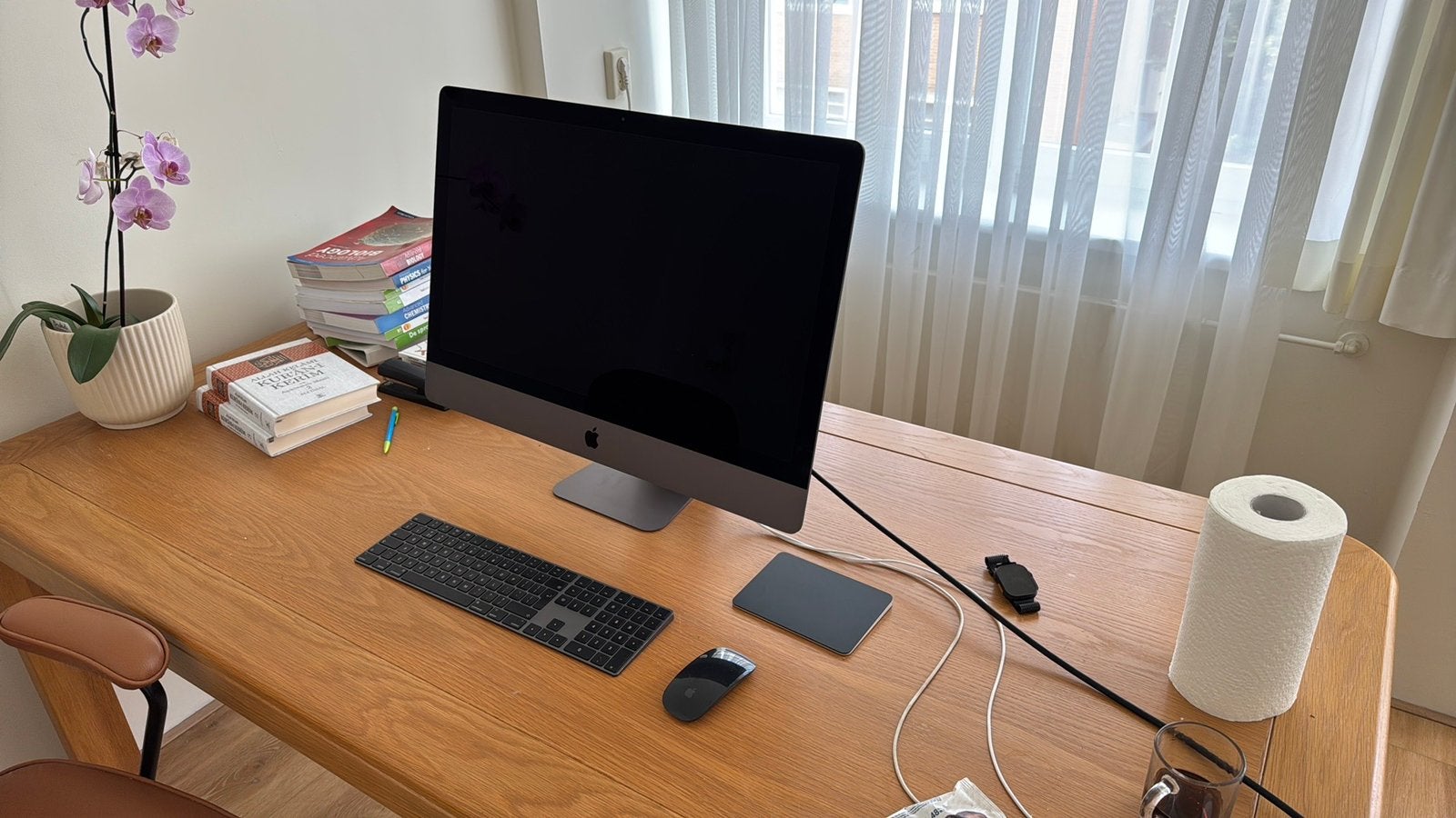 Foto 2 van Apple iMac Pro 27” 5K  1TB+ Magic Keyboard, Mouse & Trackpad