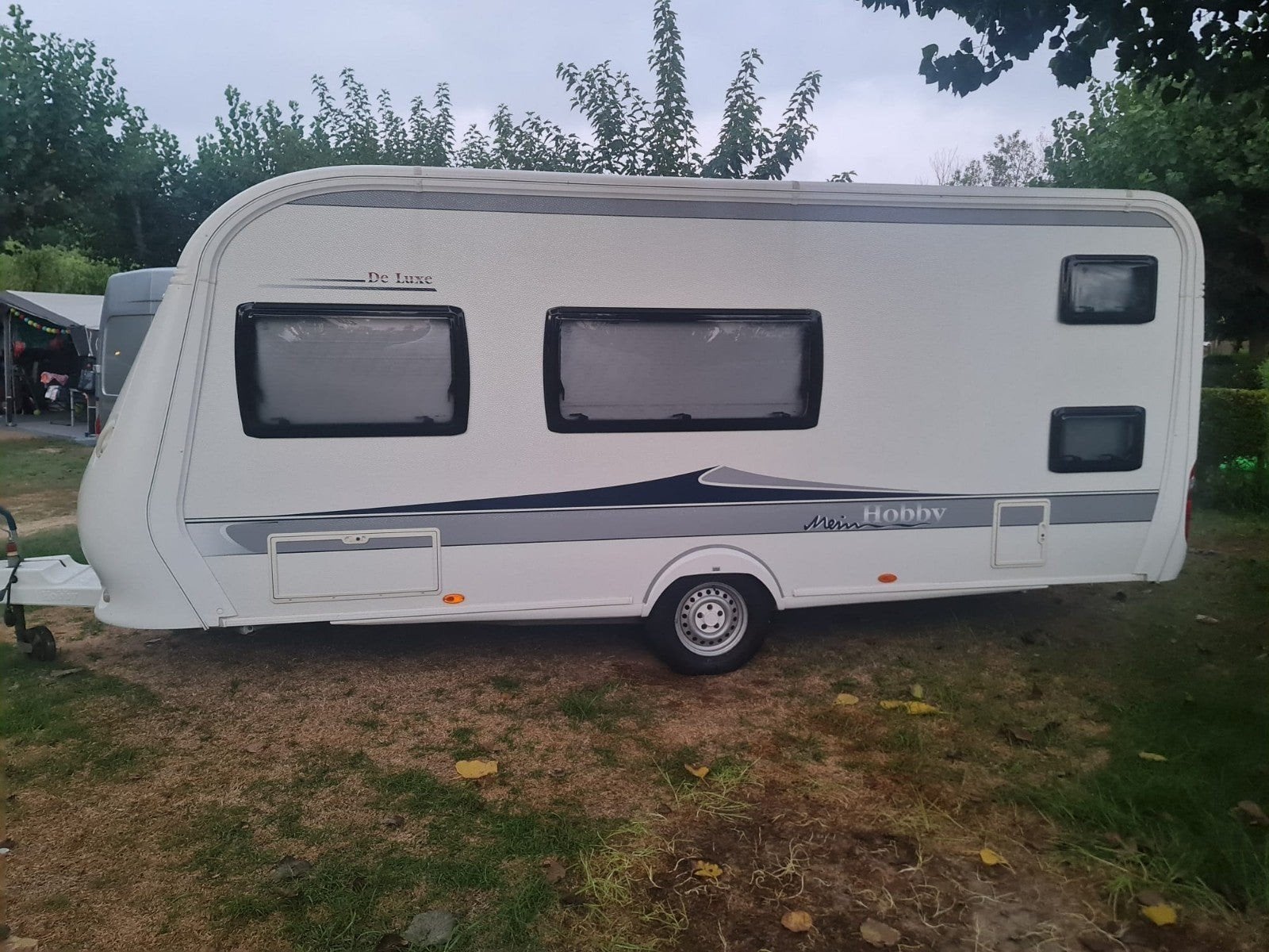 Hobby De Luxe 490KMF caravan in Spanje, Costa Brava, Hobby, Koelkast, Frans bed, Treinzit