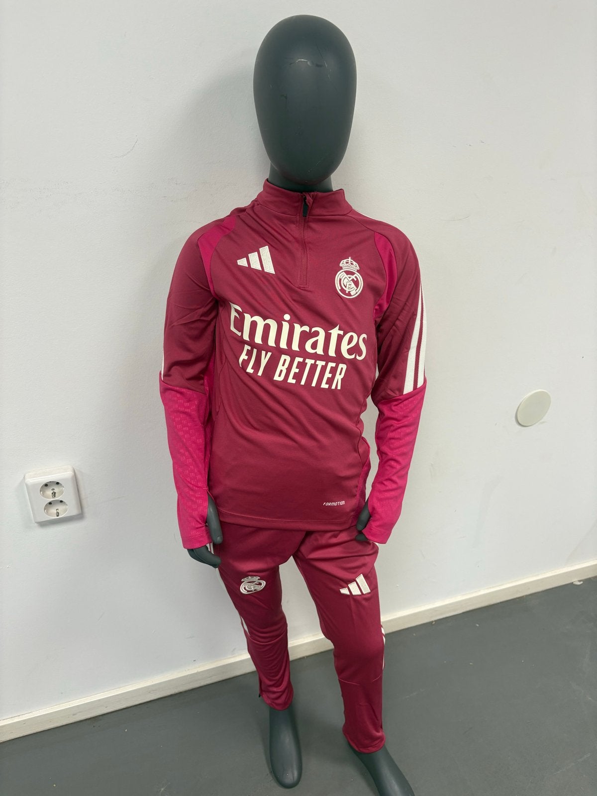 Real Madrid Trainingspak - Roze/Bordeauxrood maat 140-145cm, Ophalen of Verzenden, Zo goed als nieuw, Jongen of Meisje