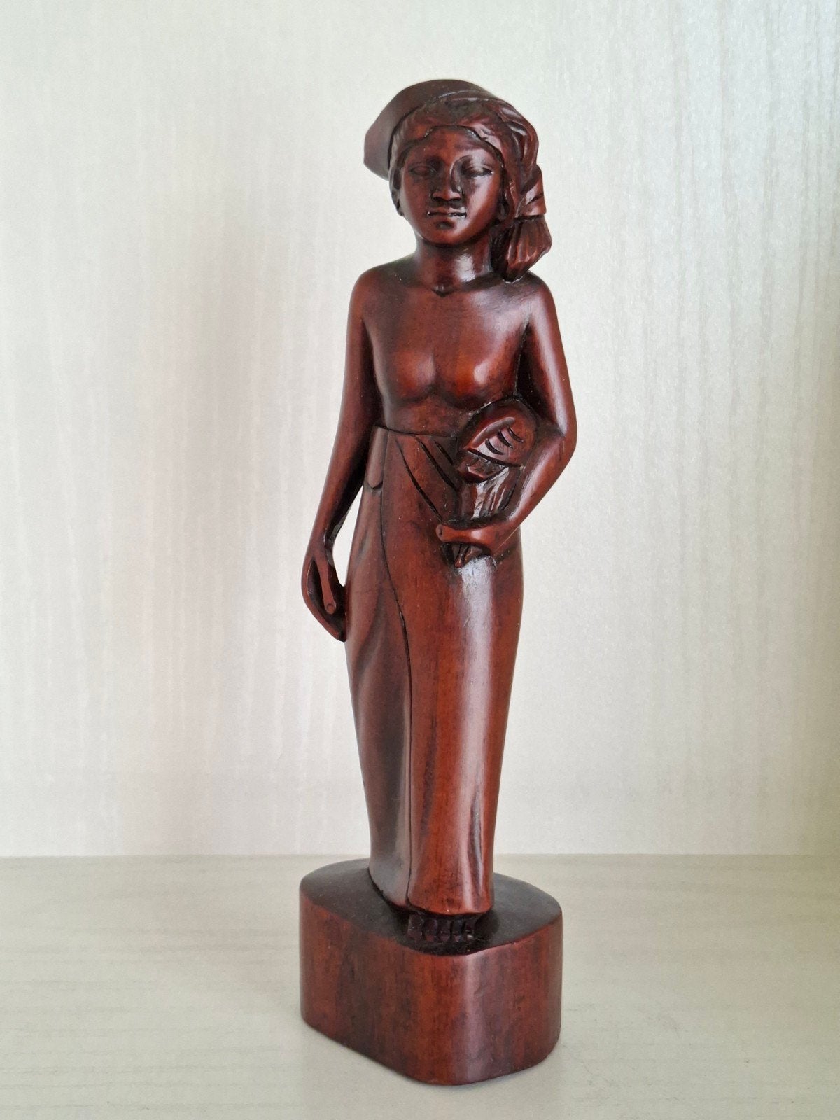 Oud houtsnijwerk/Balinese met kip in haar hand/jaren '50, Antiek en Kunst, Ophalen of Verzenden