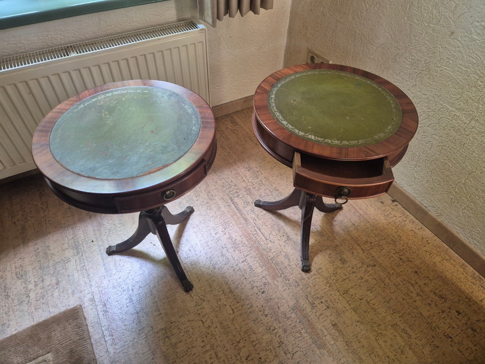 Twee antieke ronde bijzettafels met lade en leerinleg, Antiek en Kunst, Antiek | Meubels | Tafels, Ophalen