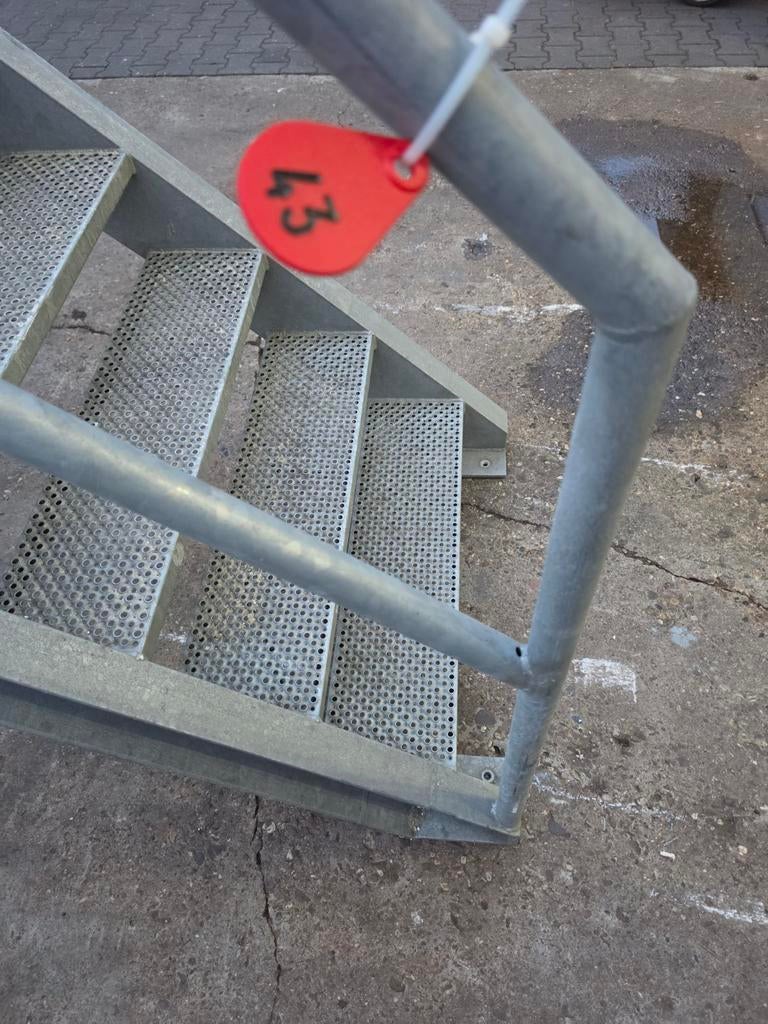 Stalen trap met bordes gegalv hoog 3,5mtr nor043, Ophalen