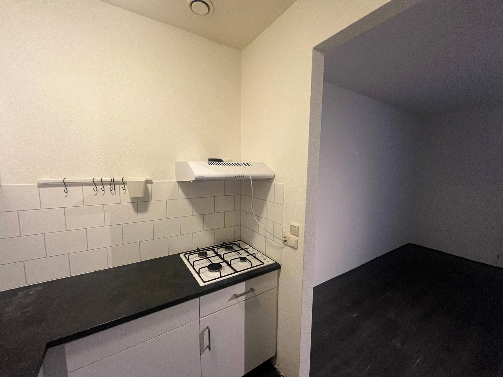 Compacte hoekkeuken met apparatuur, Huis en Inrichting, Ophalen, Gebruikt, Wit, Hoekkeuken
