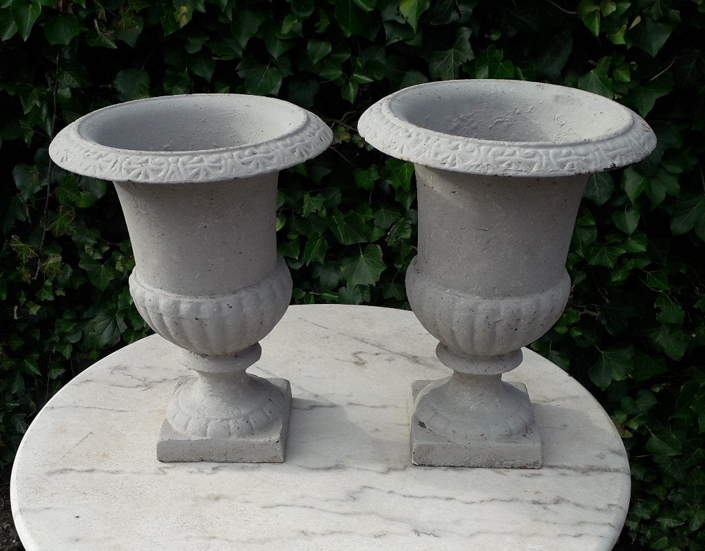 2 Gietijzeren tuinvazen 32 en 31 cm hoog brocante staat, Niet bekend, Ophalen, Niet bekend, Niet bekend