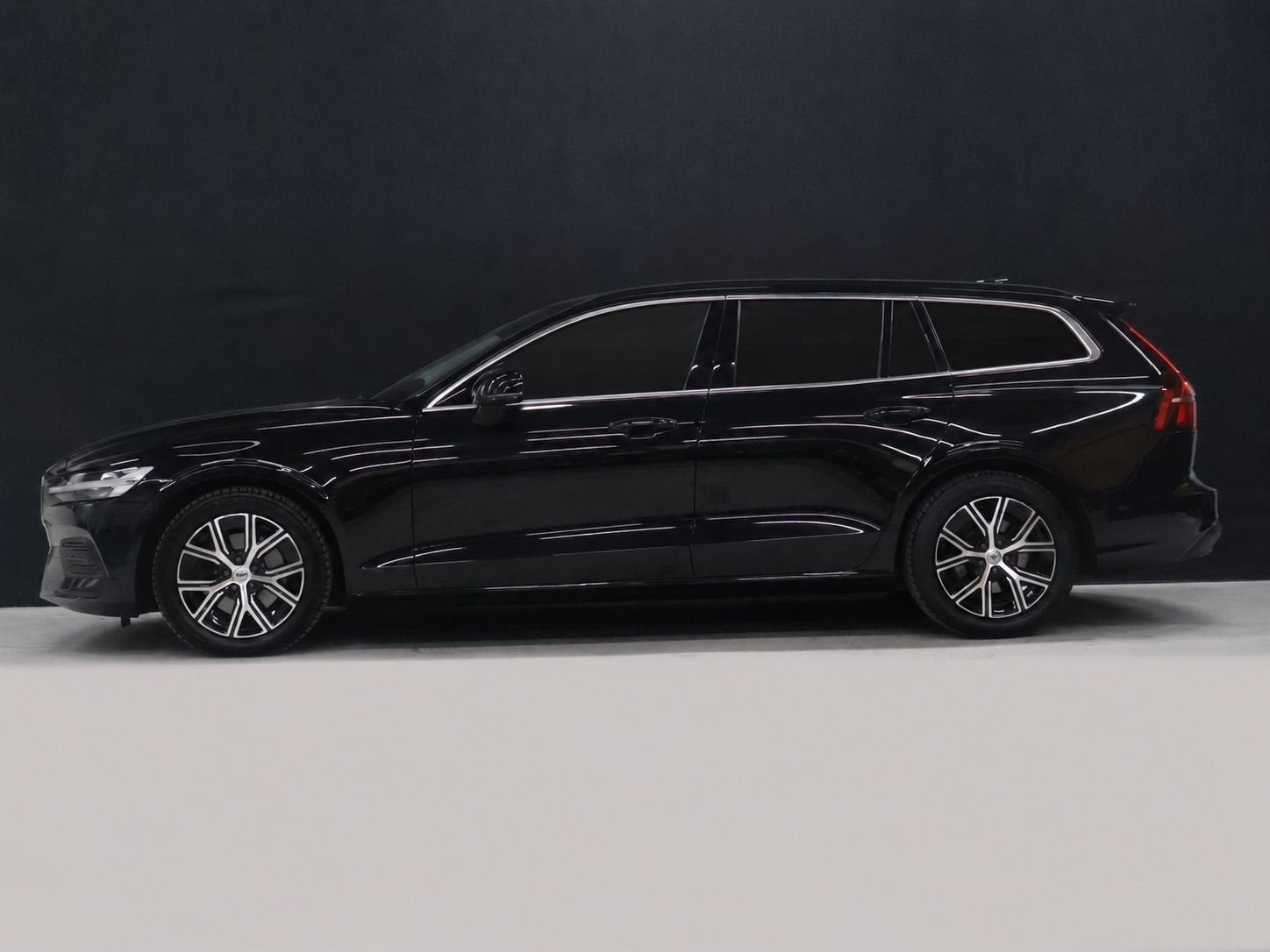 Volvo V60 2.0 B4 Core [APPLE CARPLAY, TREKHAAK, ADAPTIVE CRU, Stof, 4 cilinders, 1969 cc, 1634 kg