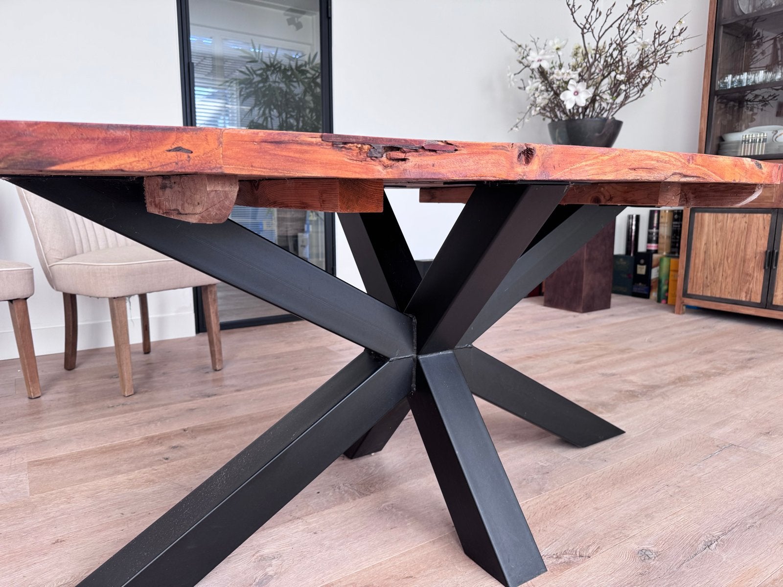 Ovale eettafel van massief mangohout met stalen spinpoot, Huis en Inrichting, Tafels | Eettafels, Ophalen, Gebruikt, Vijf personen of meer