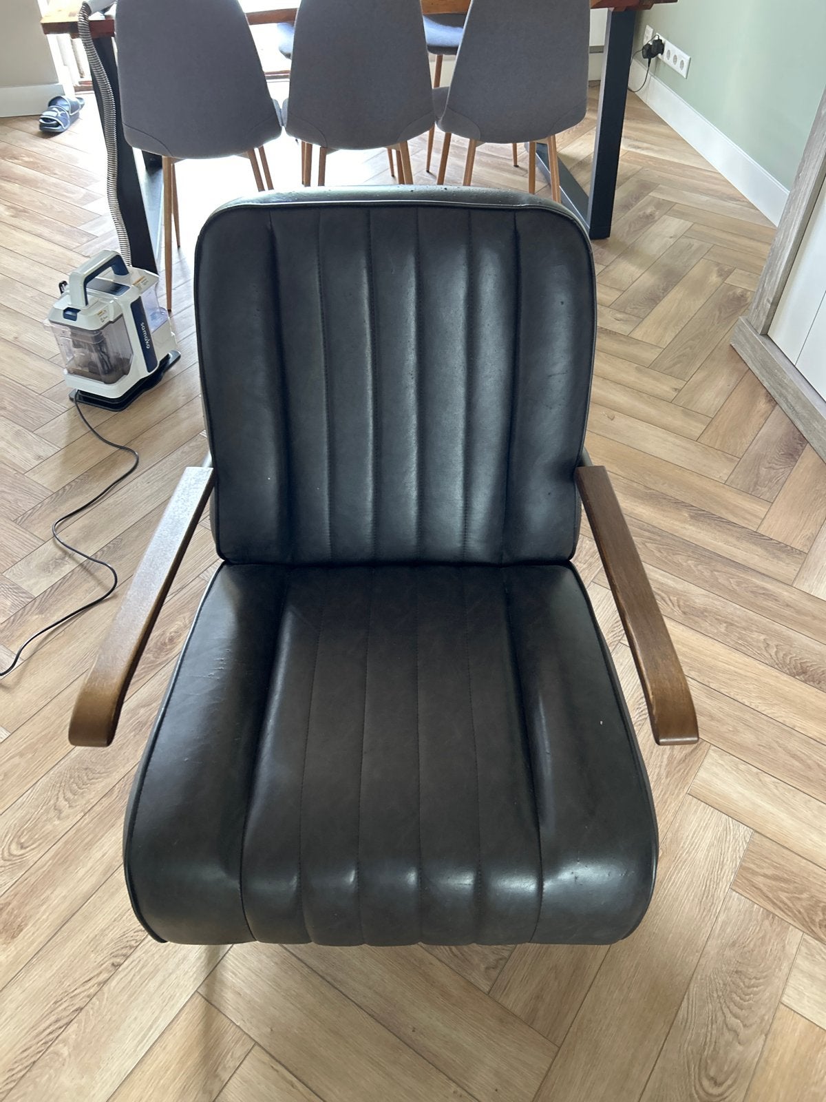 Comfortabele fauteuil / stoel met houten armleuningen, Ophalen, Gebruikt, 75 tot 100 cm, 50 tot 75 cm