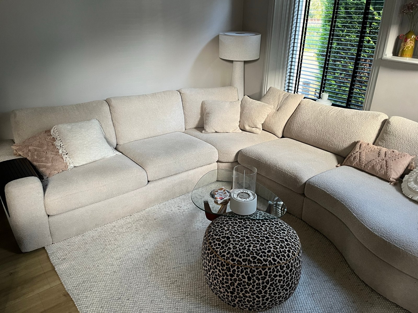 Luxe Crèmekleurige boucle Hoekbank - Zo goed als nieuw, Ophalen, 100 tot 125 cm, Hoekbank, 300 cm of meer
