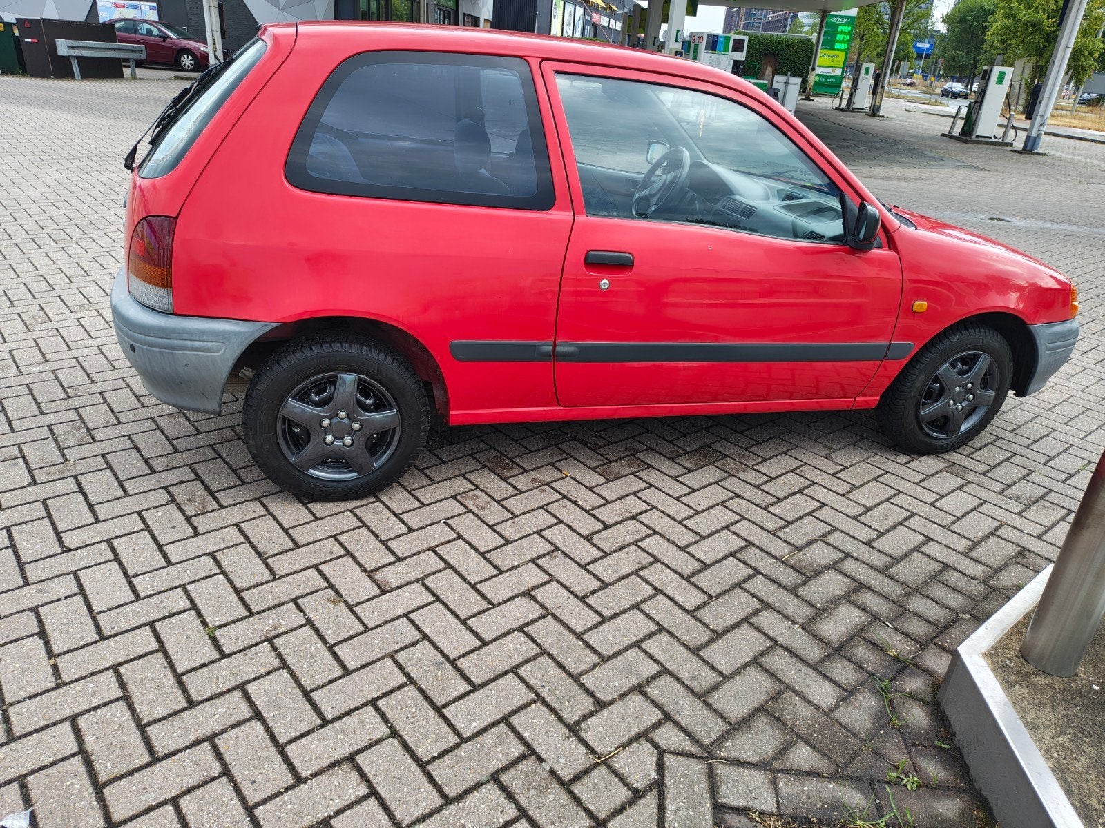 Toyota Starlet 1.3 16V AUT 1999 Rood, 74 pk, 4 cilinders, 400 kg, Origineel Nederlands