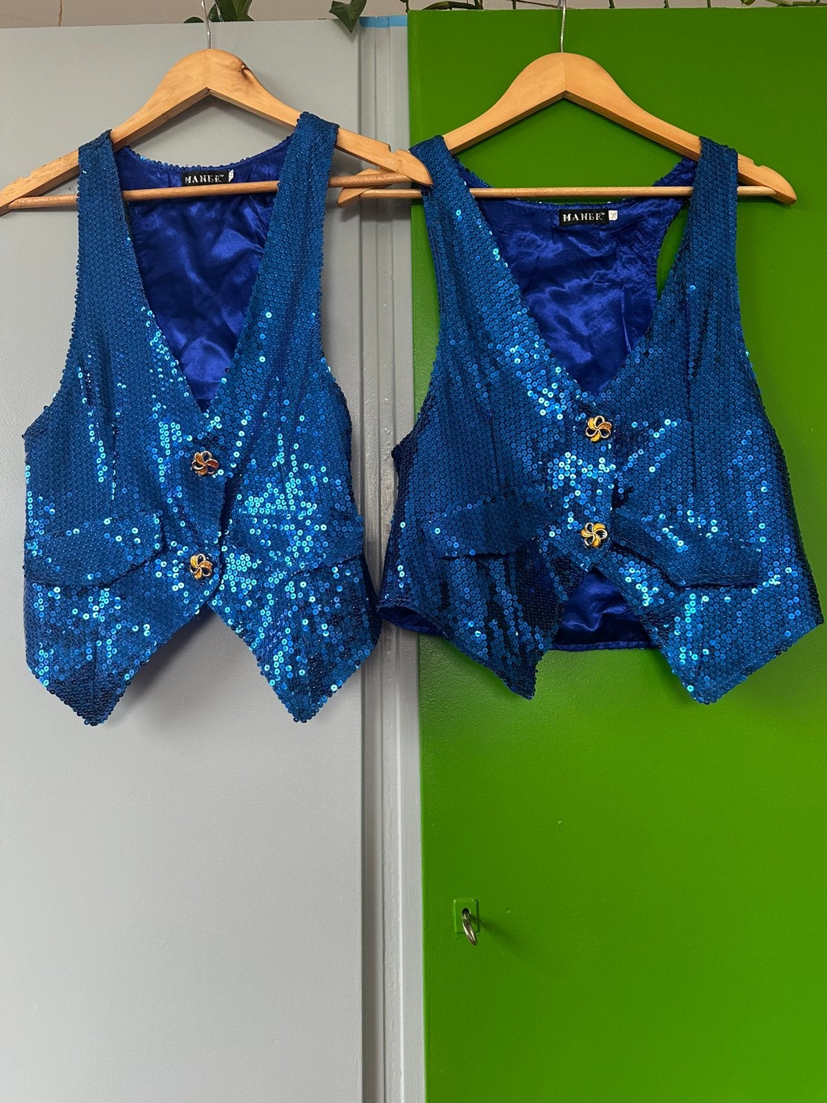2 blauwe glitter gilets s/m + l/xl, Ophalen of Verzenden, Gedragen, Maat 42/44 (L), Blauw