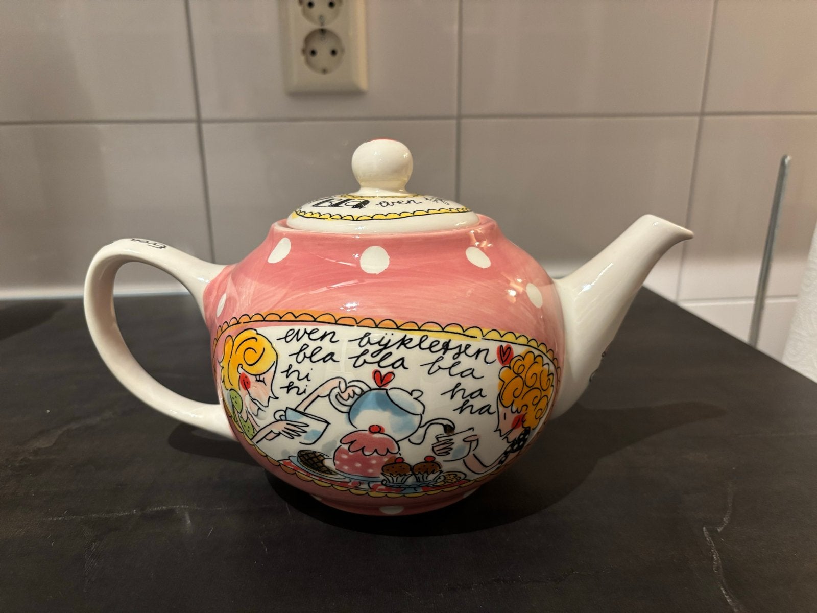 Blond Amsterdam Theepot Even Bijkletsen met Theemuts, Zo goed als nieuw, Roze, Steen/keramiek, Ophalen