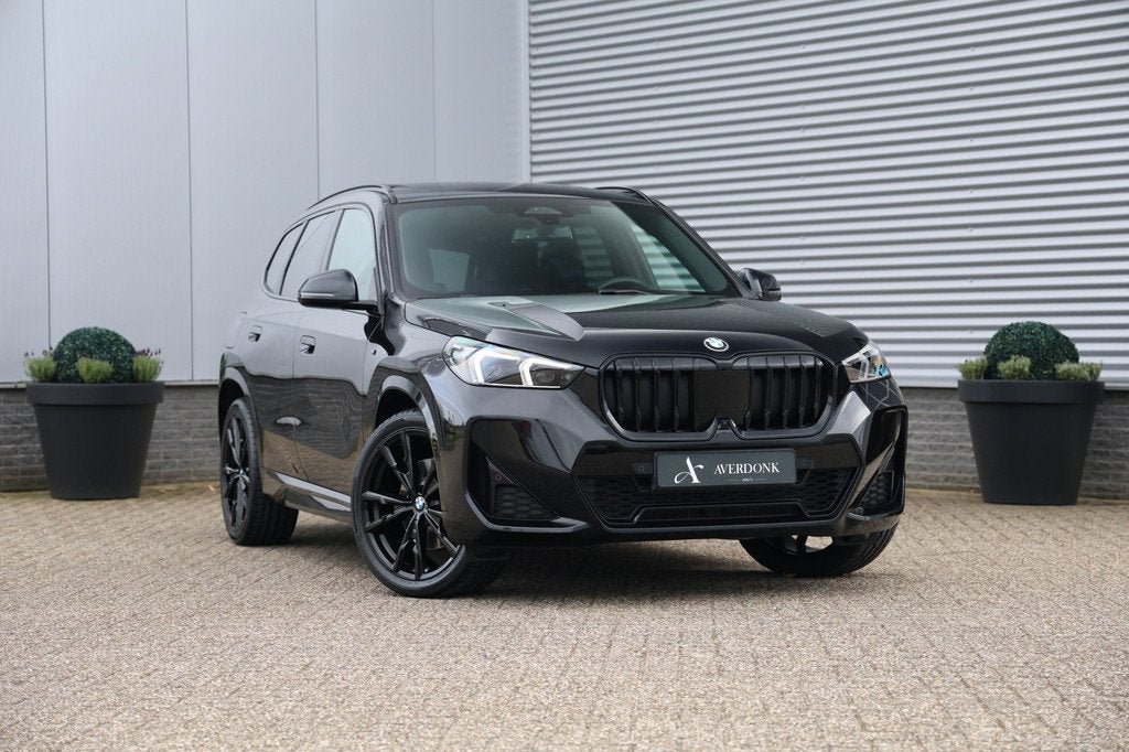 BMW X1 sDrive20i 170pk M-Sport Black Ed. Pano|360Cam|HUD, Auto's, 1525 kg, Zwart, Bedrijf, 3 cilinders