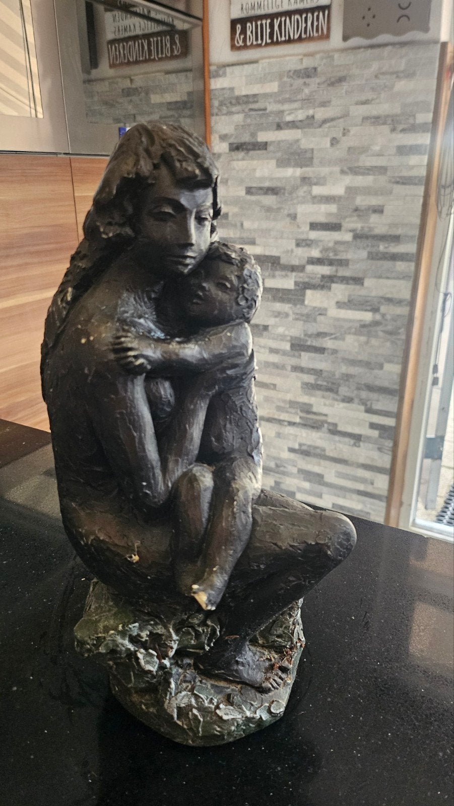 Bronzen beeld: Moeder en kind omhelzing, Antiek en Kunst, Groep mensen, Ophalen of Verzenden, 20 - 50 cm, Beeld