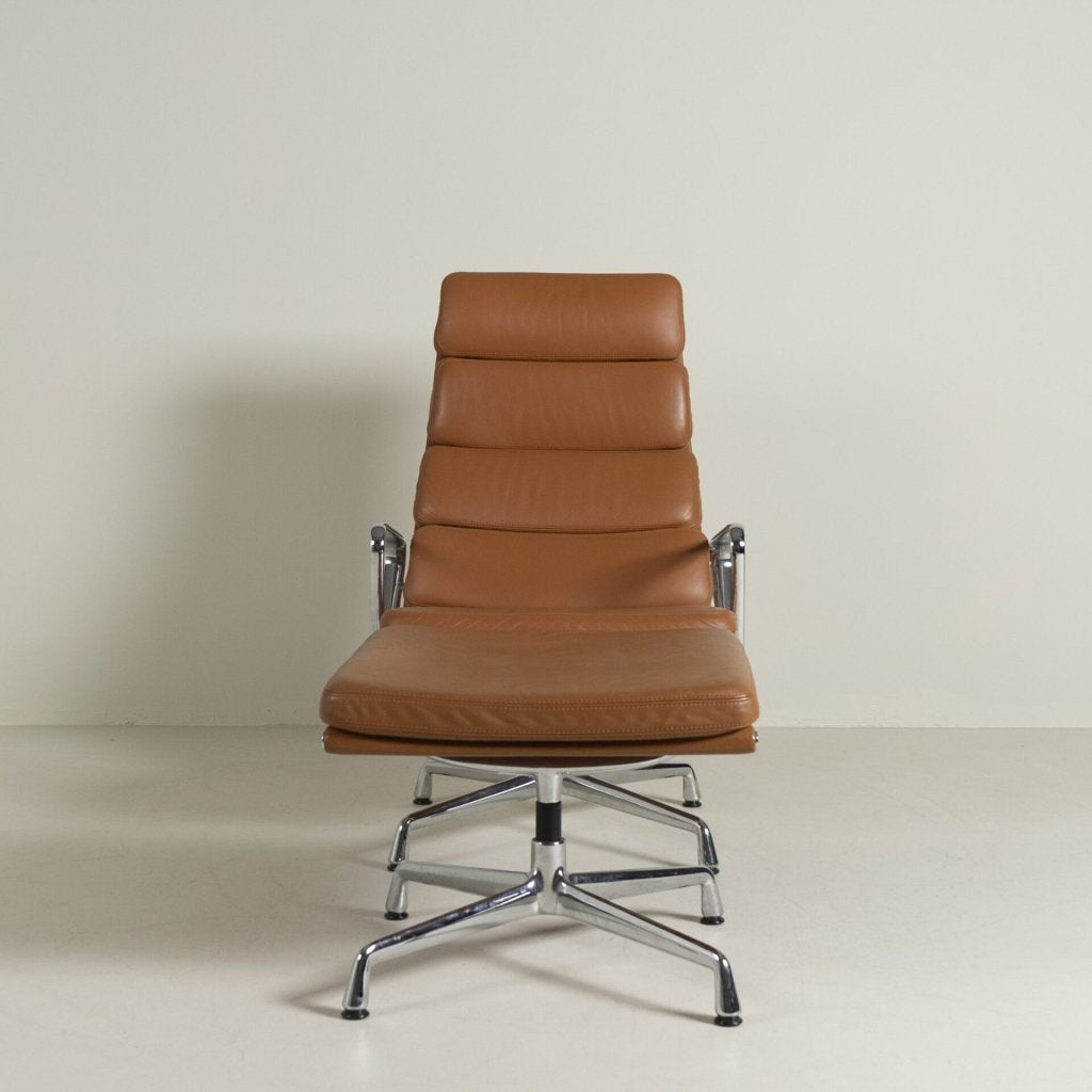 Vitra EA 222 Soft Pad Fauteuil Cognac Leer + EA 223 Hocker, Vitra, Zo goed als nieuw, Niet ingevuld, Niet ingevuld
