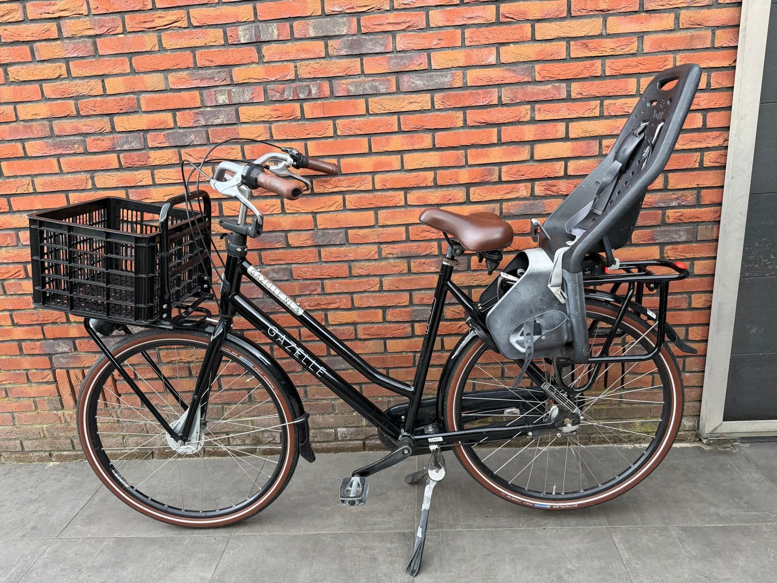 Gazelle damesfiets met kinderzitje en mand, Ophalen, Velgrem, Versnellingen, Gazelle