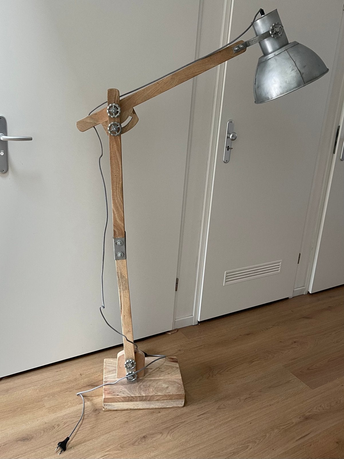 Lamp industrieel, Huis en Inrichting, Lampen | Vloerlampen, Ophalen, Zo goed als nieuw, Hout, 150 tot 200 cm