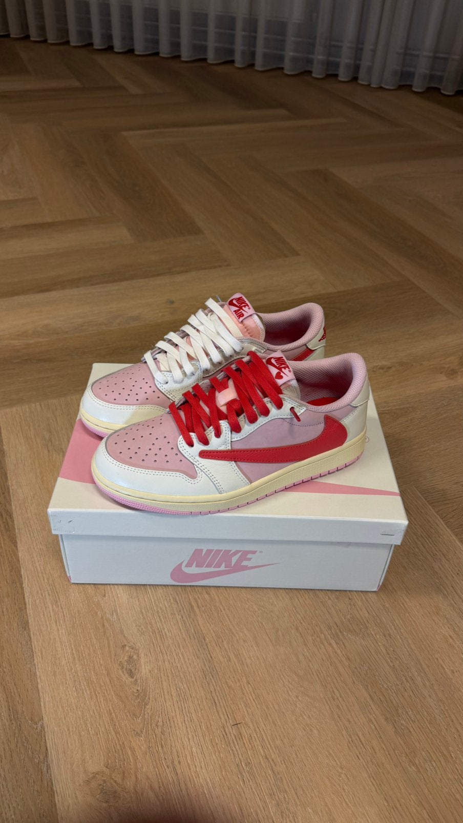 Travis Scott x Air Jordan 1 Low OG SP "Sail Tropical Pink", Ophalen of Verzenden, Zo goed als nieuw, Roze, Sneakers of Gympen