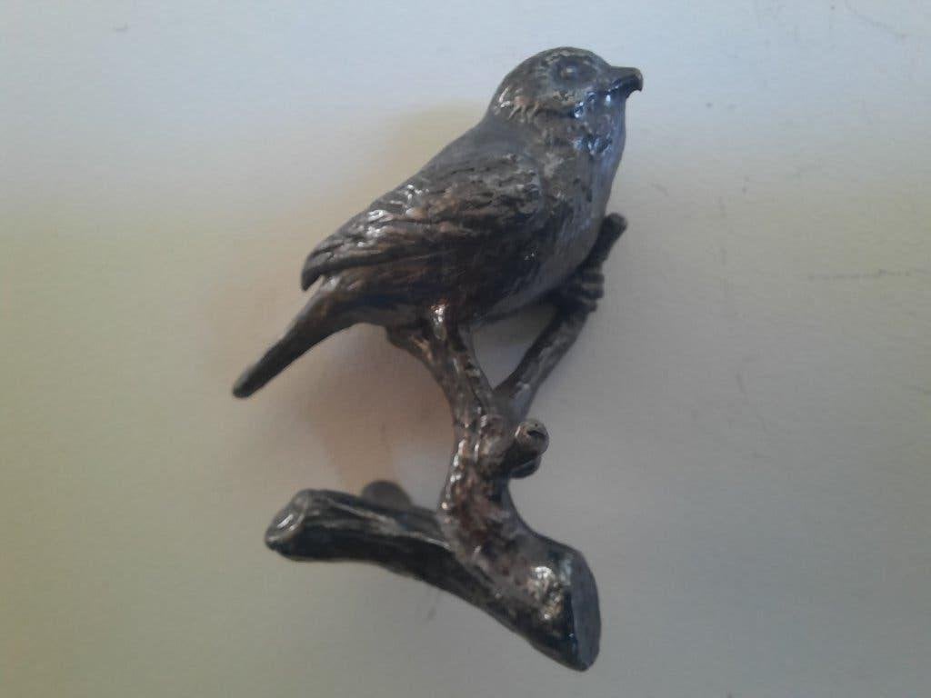 Metalen vogeltje op tak ornament, Ophalen of Verzenden, Zo goed als nieuw, Dier