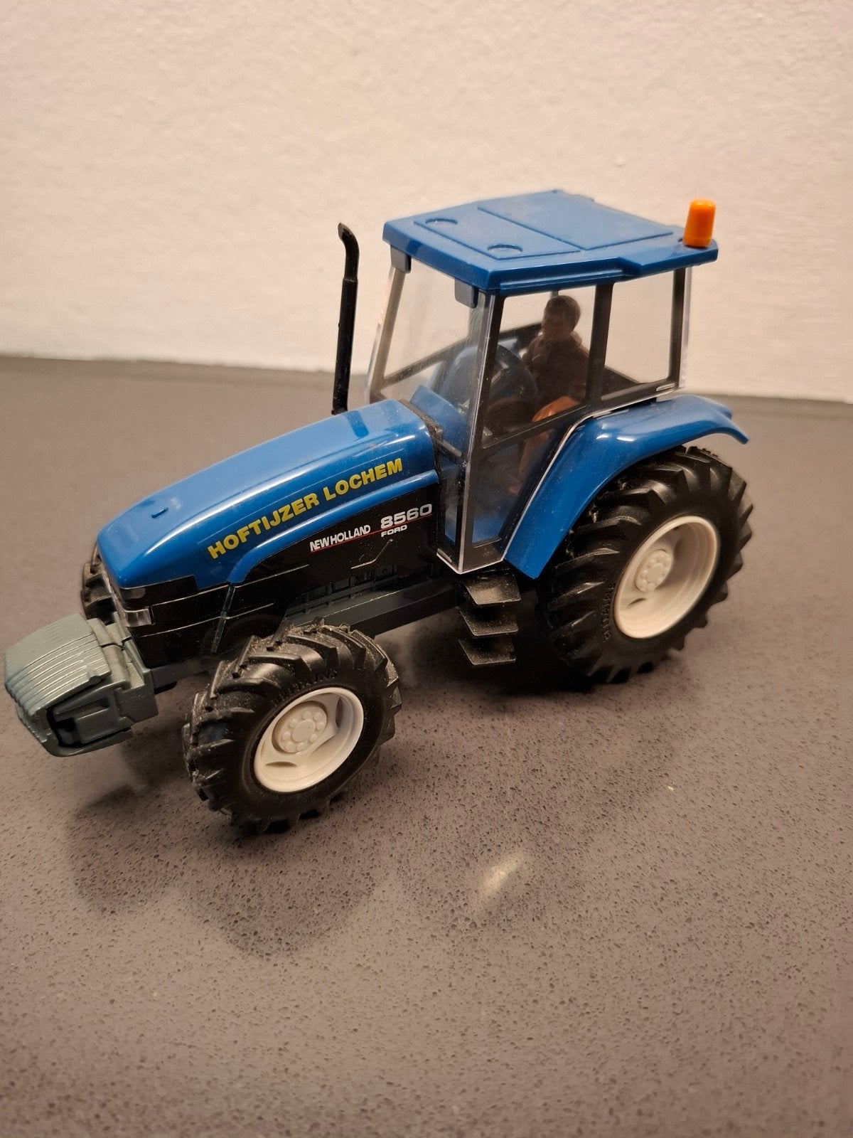te koop britains new holland 8560, Hobby en Vrije tijd, Ophalen of Verzenden, Zo goed als nieuw, Tractor of Landbouw, Britains