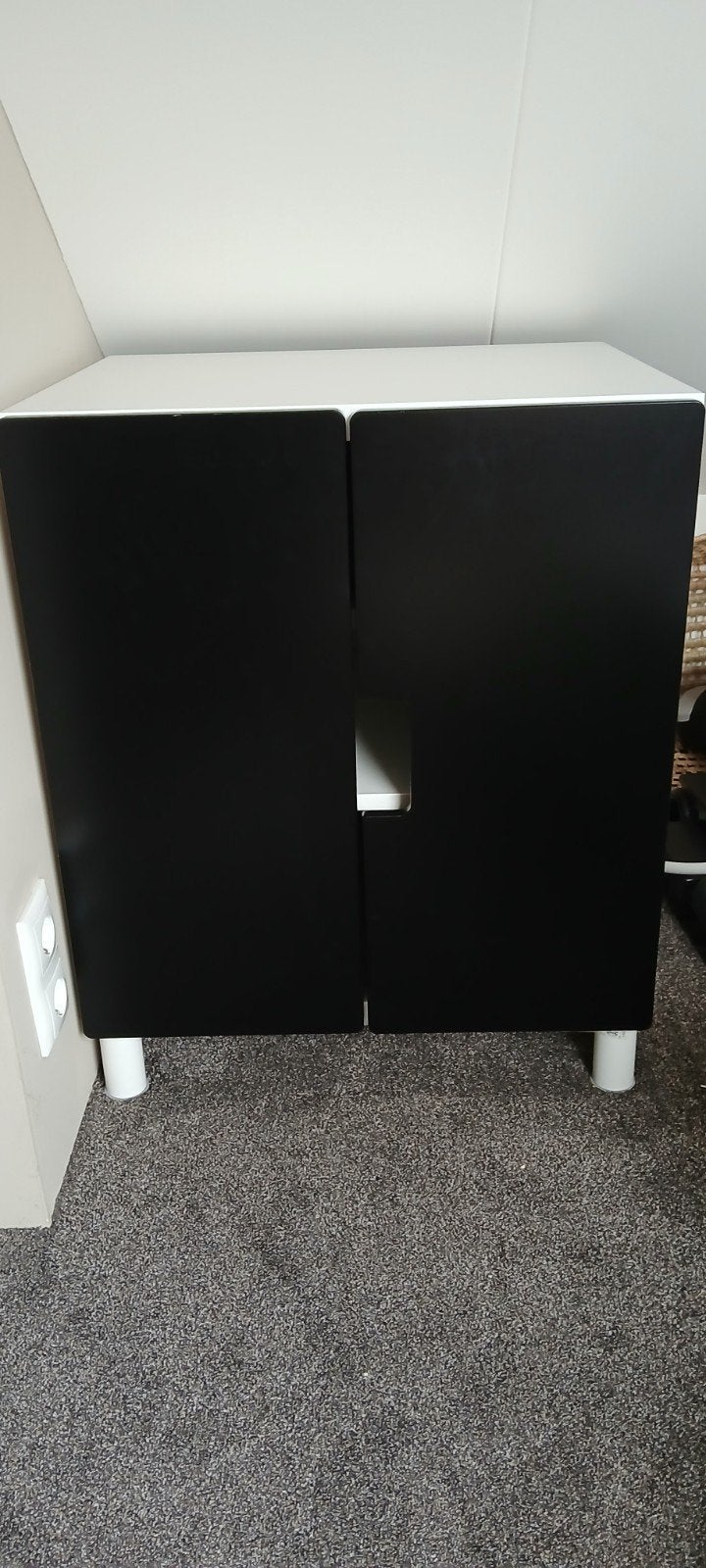 Ikea laag kastje met zwarte deuren, Ophalen