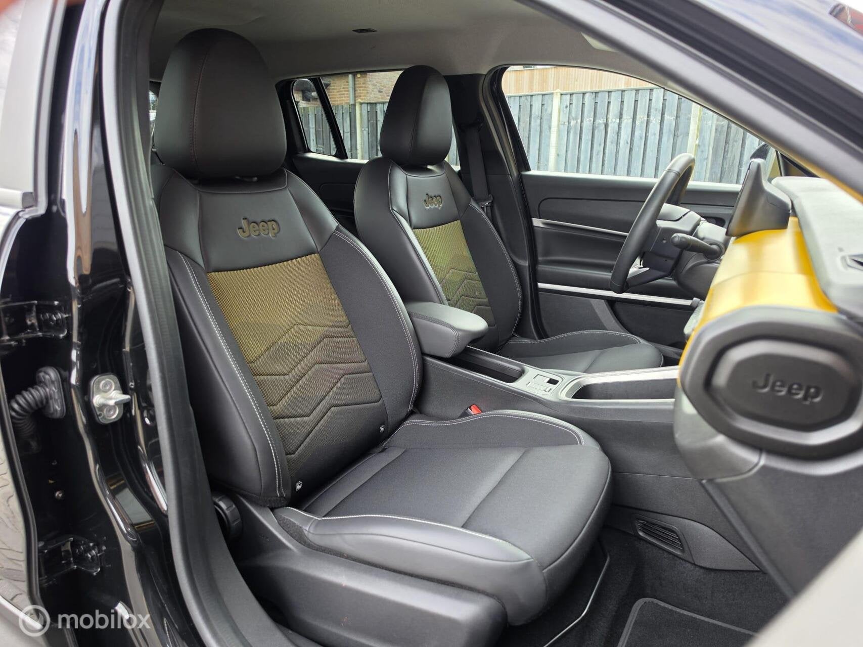 JEEP AVENGER SUMMIT 54kWh ACC CAMERA KEYLESS CARPLAY STOELVE, 394 km, Gebruikt, Zwart, 156 pk
