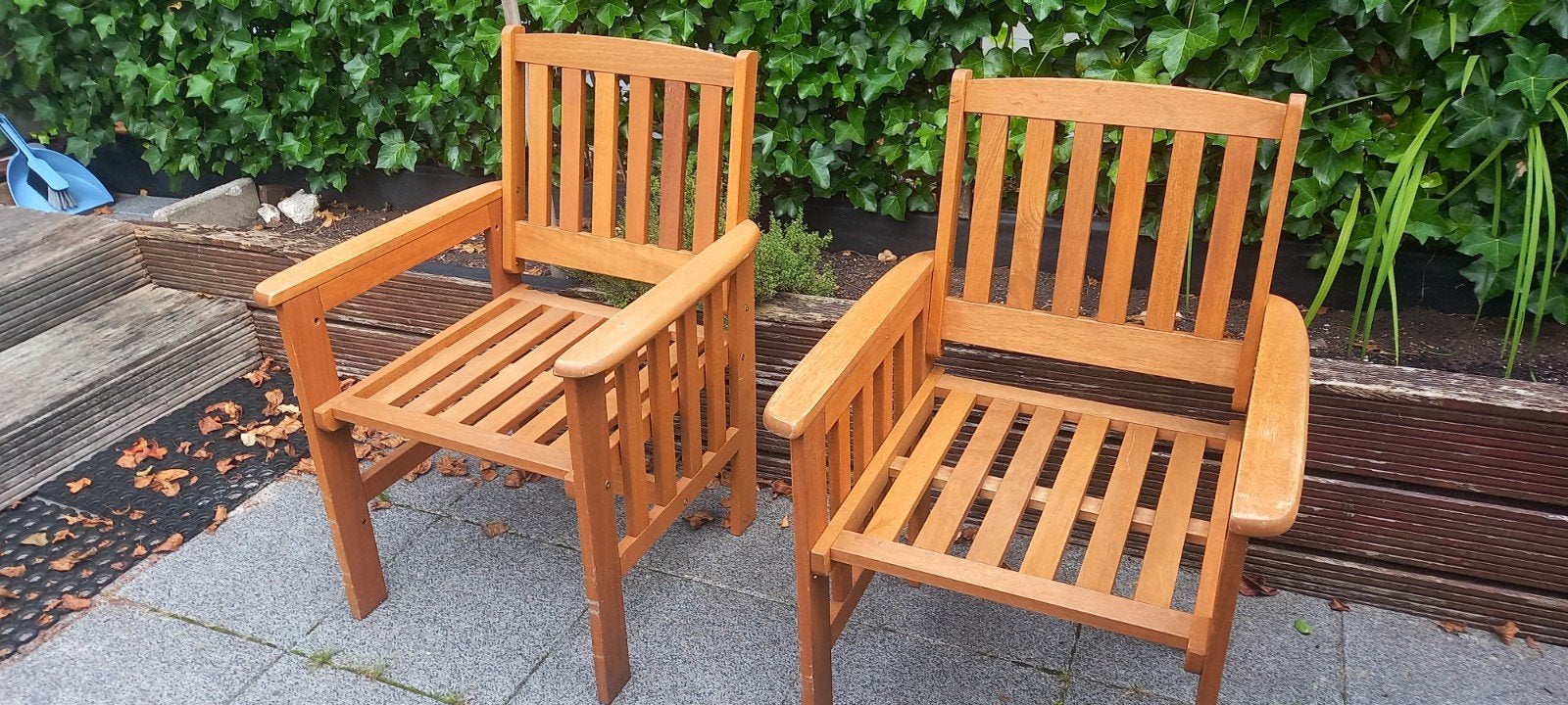 Twee teakhouten tuinstoelen met bijzettafel, Tuin en Terras, Ophalen, Gebruikt, Hout