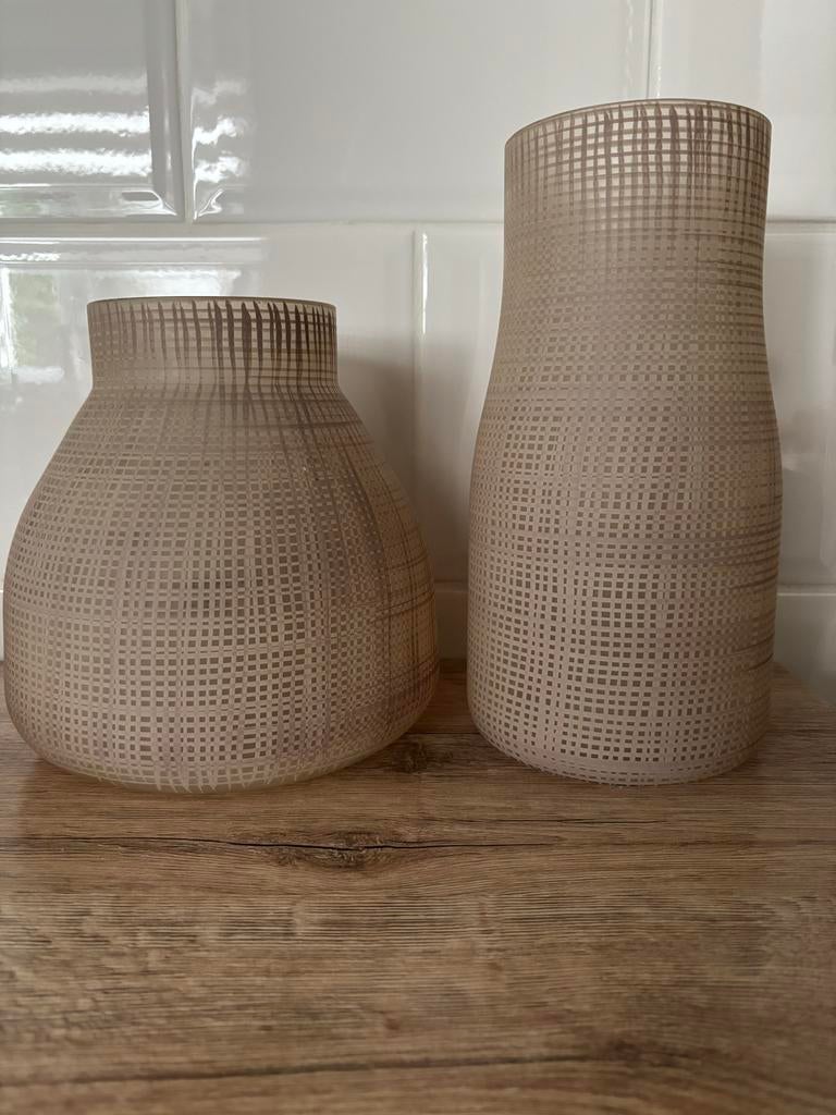 Set van 2 decoratieve vazen met rasterpatroon, Huis en Inrichting, Overige kleuren, Ophalen of Verzenden, Minder dan 50 cm, Glas