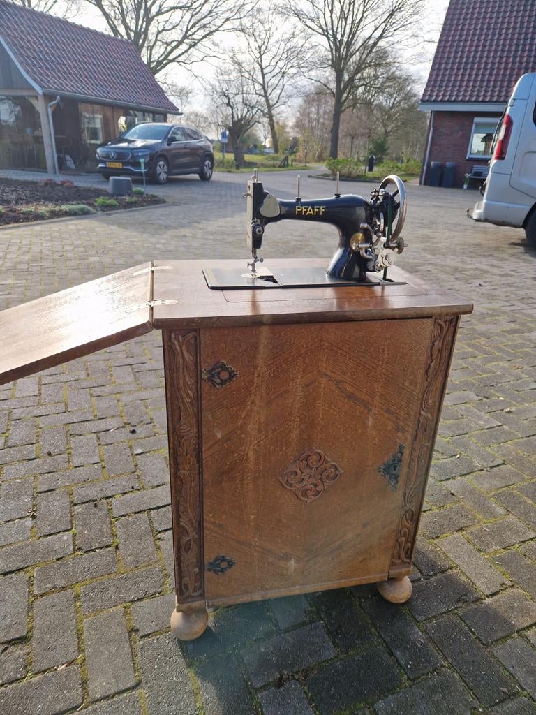 Antieke Pfaff naaimachine in houten kast, Ophalen