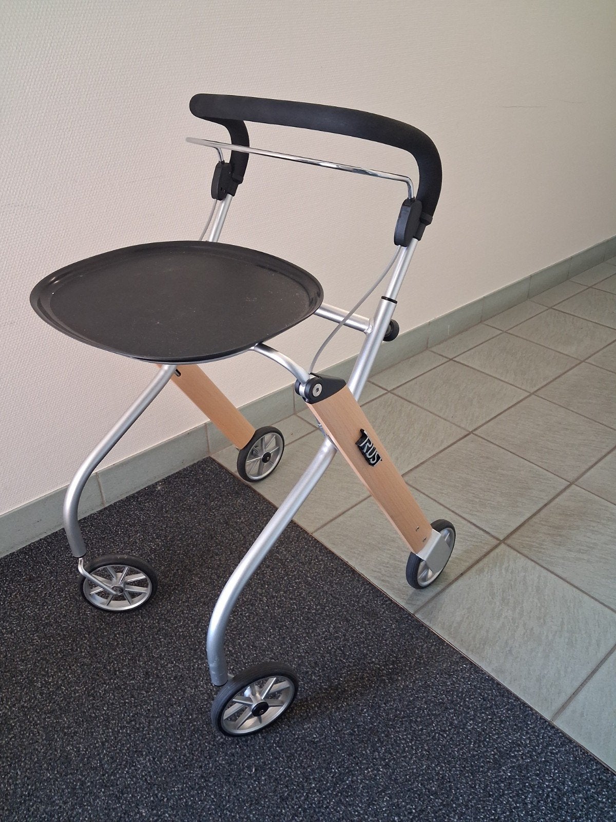 Binnen rollator van TrustCare Let's Go, Ophalen