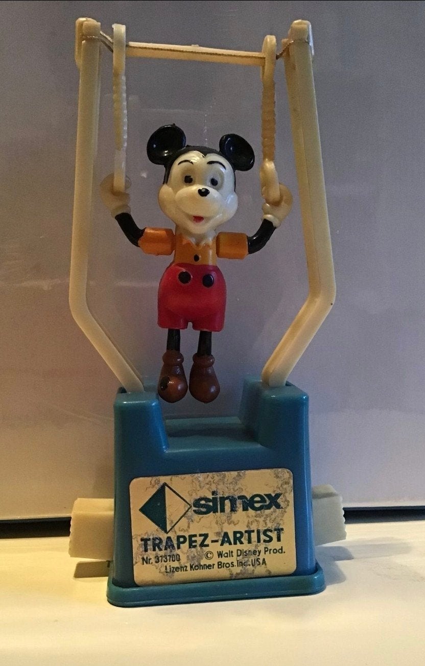 Vintage Mickey Mouse Trapeze-Artist Figuur Simex, Ophalen of Verzenden, Mickey Mouse, Beeldje of Figuurtje