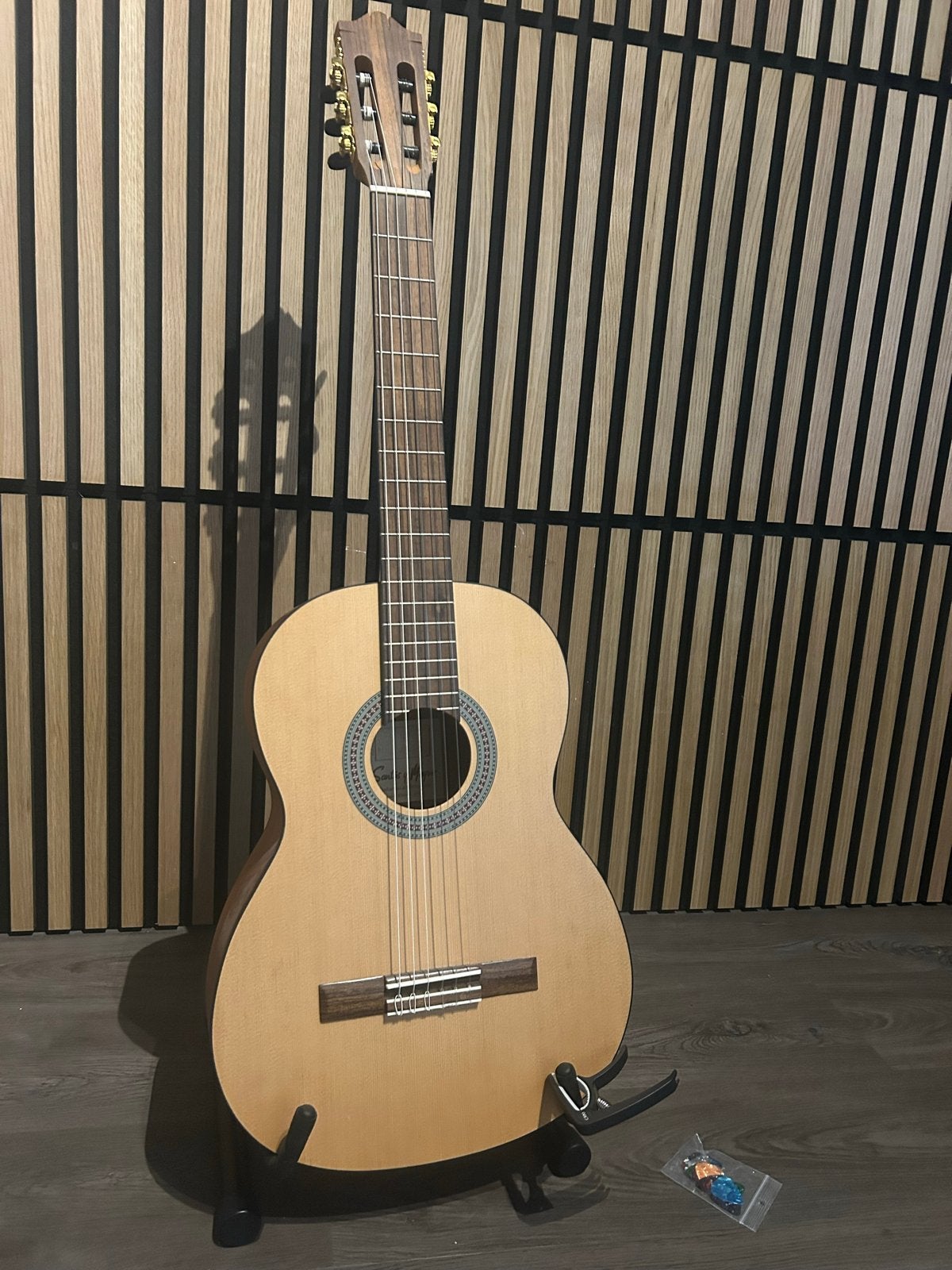 Klassieke gitaar met standaard, capo en plectrums, Ophalen of Verzenden, Zo goed als nieuw, Klassieke of Spaanse gitaar