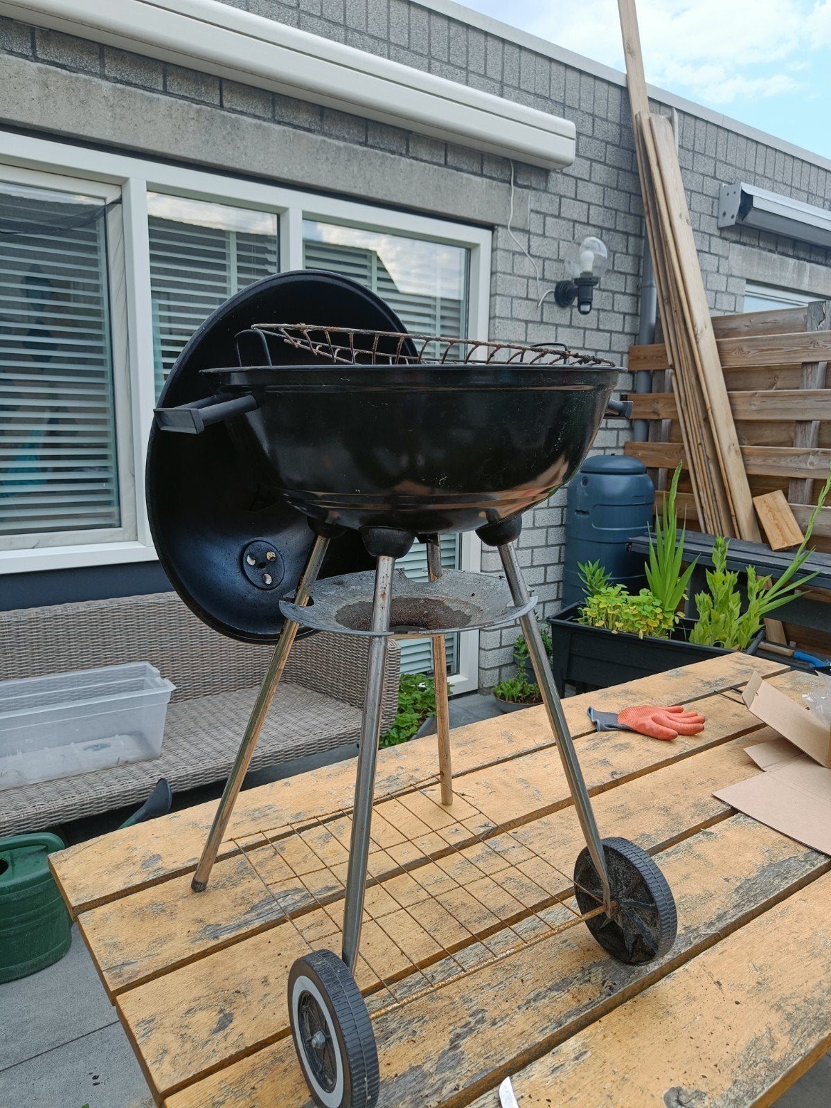 BBQ met deksel en wielen, Ophalen of Verzenden, Gebruikt, Onbekend