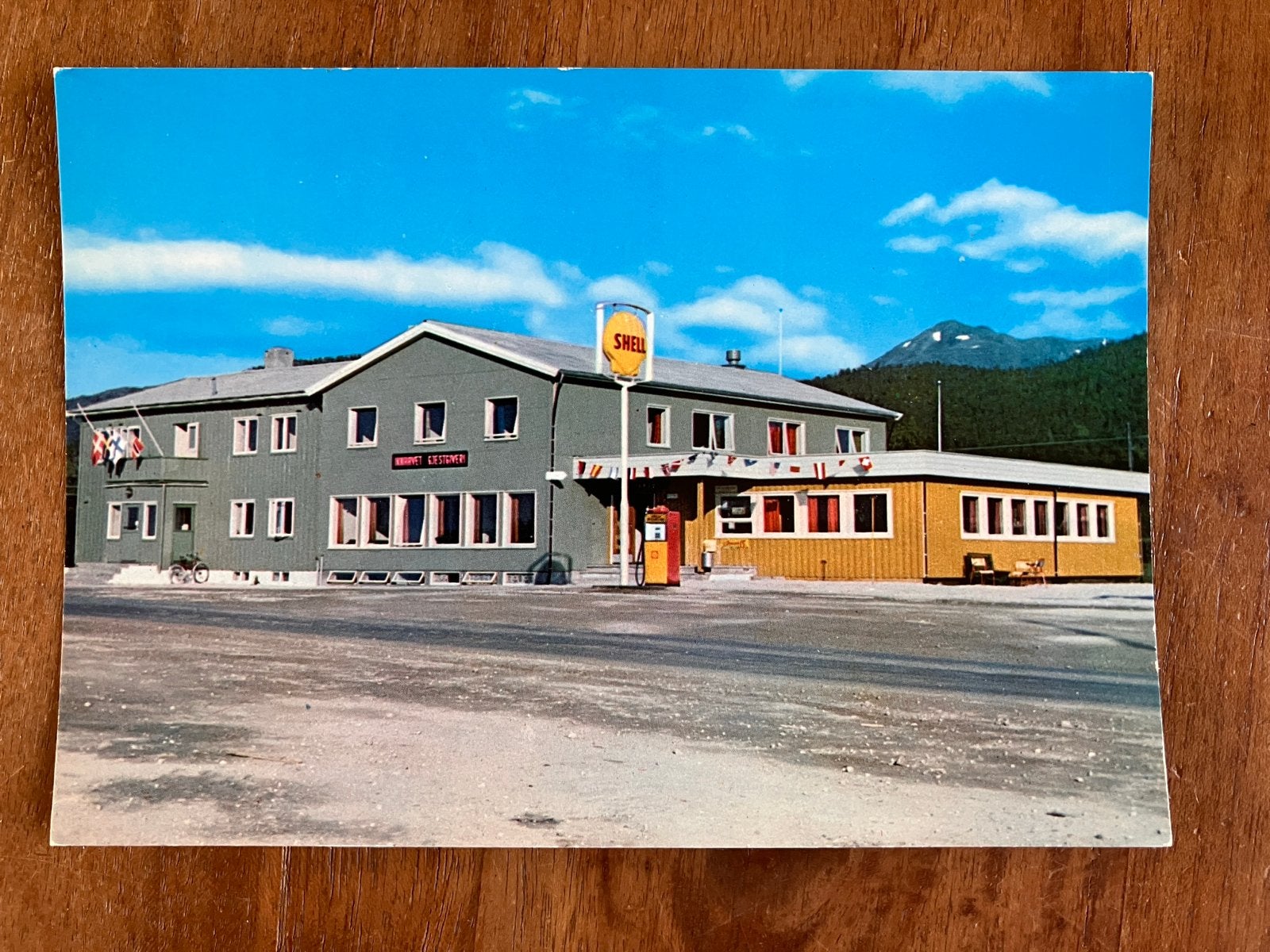 Shell benzinestation in Innhavet Gjestgiveri, Hamarøy, Norge, Verzamelen, Ophalen of Verzenden, 1960 tot 1980, Ongelopen, Overig Europa