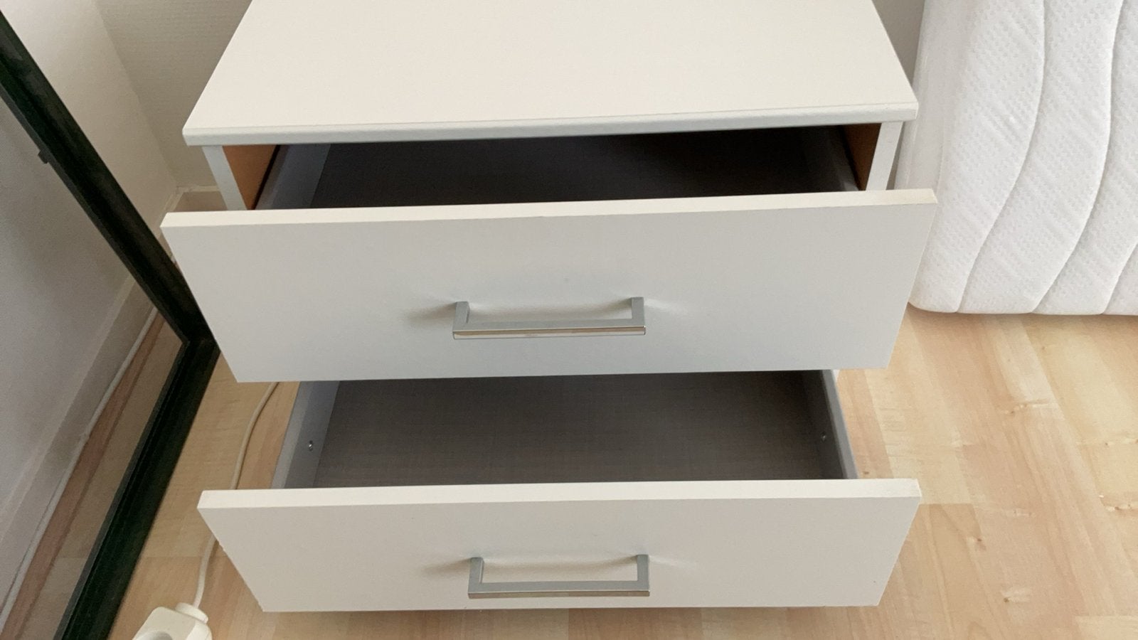 Nachtkastje met 2 lades - Wit, Ophalen, Gebruikt, 55 tot 70 cm, 45 tot 65 cm