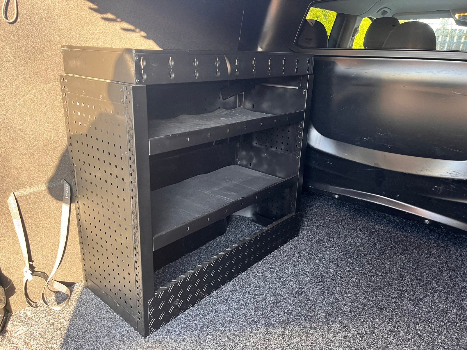 Aluminium bedrijfswageninrichting legbordstelling rek wand, Auto diversen, Ophalen, Zo goed als nieuw