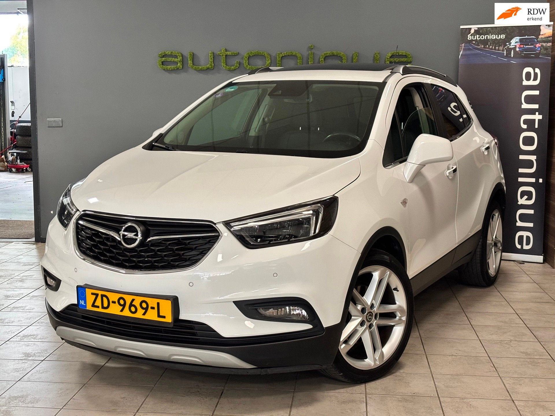 Opel Mokka X 1.4 Turbo Innovation Glasdak/sportleder/tr.haak, Auto's, Dealer onderhouden, Gebruikt, Wit, 1364 cc