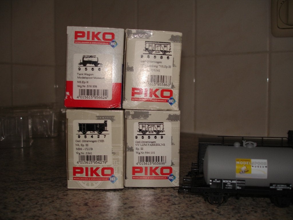 piko wagon,s 95427-95662-95586-95569 € 40.00, Wisselstroom, Wagon, Zo goed als nieuw, Piko