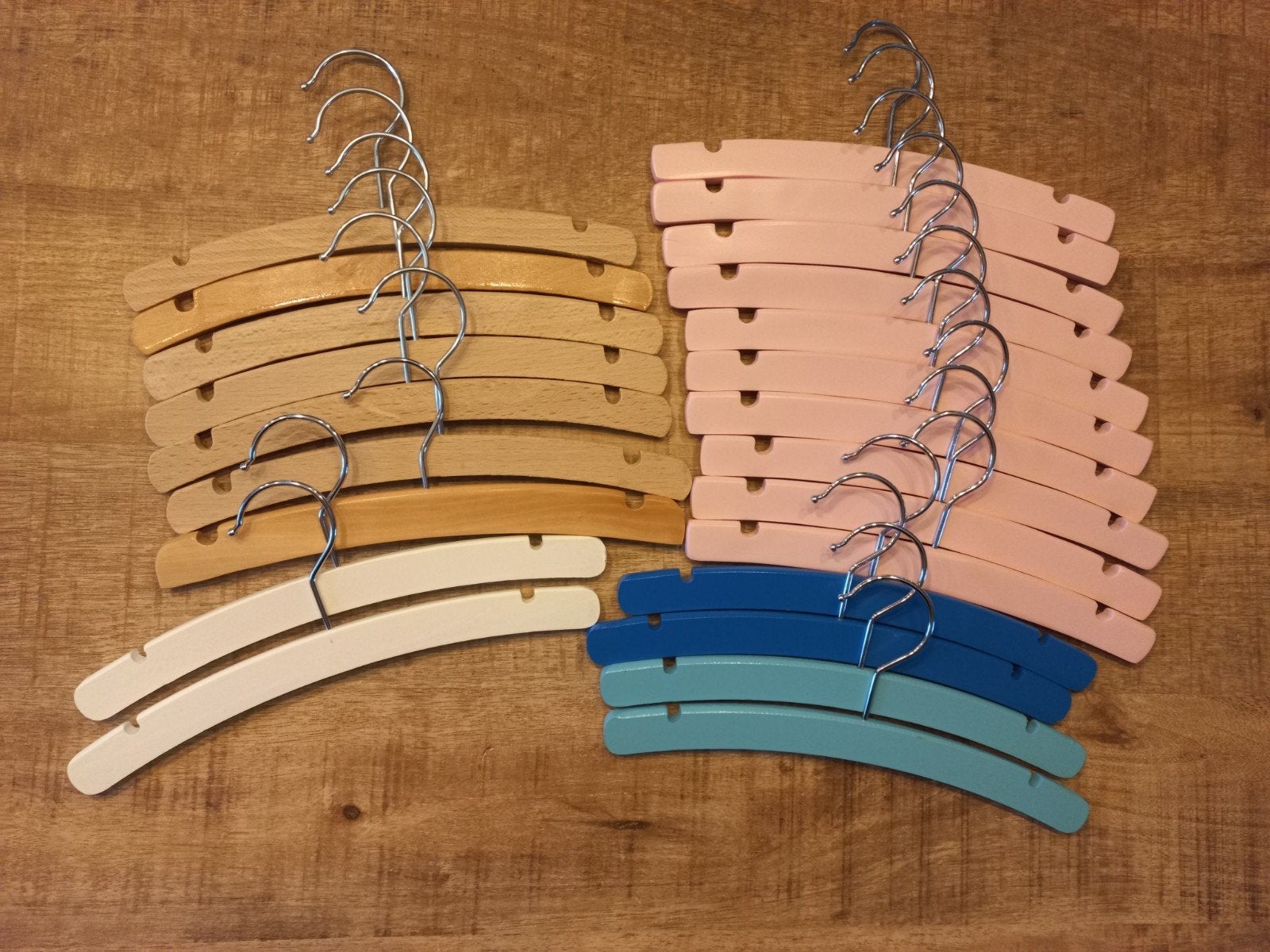 23 stuks Kinderkledinghangers - Diverse kleuren, Kinderen en Baby's, Ophalen of Verzenden, Gebruikt