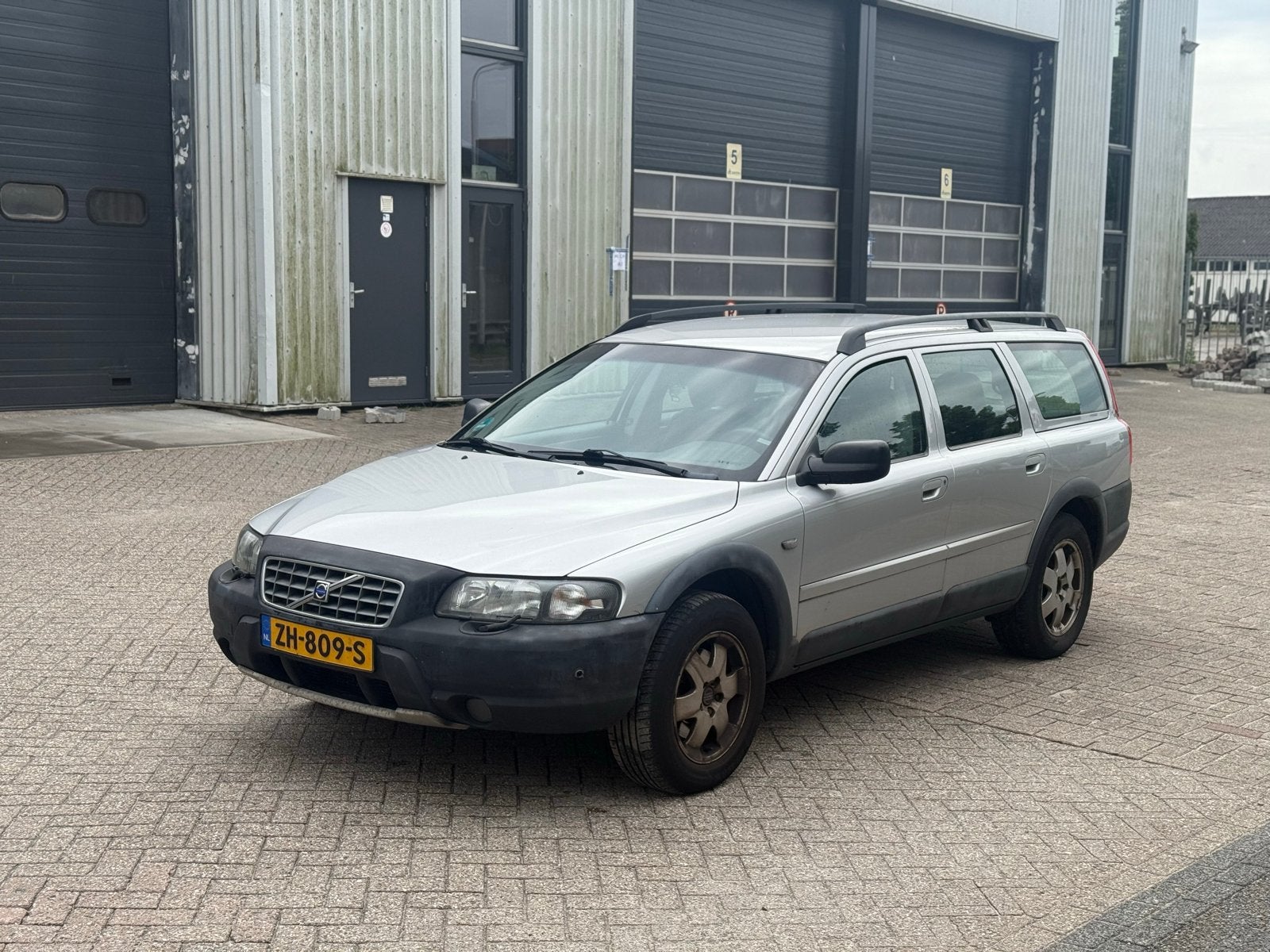 Volvo V70 2.4 T XC 4WD AUT 2001 Grijs Airco, 1800 kg, V70, Stationwagon, 2435 cc