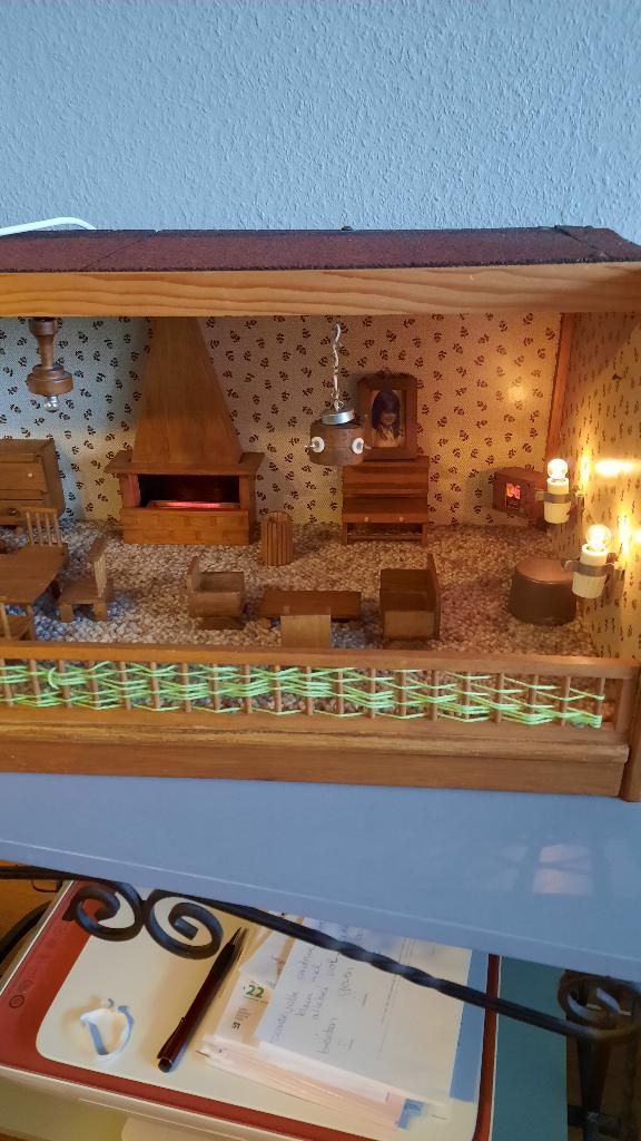 oud zelfgemaakt poppenhuis jaren 70, Ophalen, Gebruikt, Poppenhuis