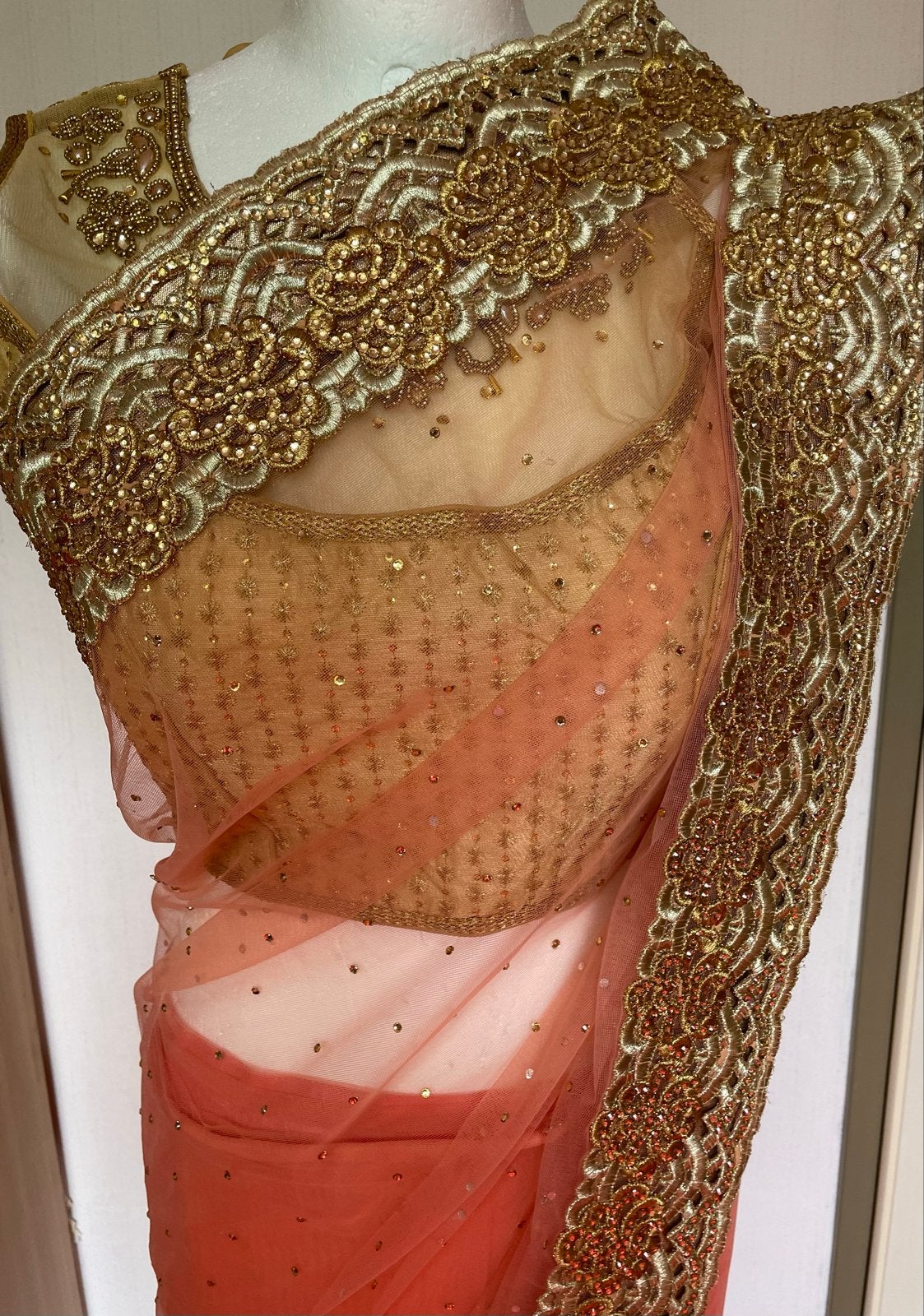 Elegante Indiase Sari met Gedetailleerd Gouden Borduurwerk, Ophalen of Verzenden, Nieuw